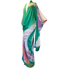 Kimono aus grüner Seide in Jade mit dramatischem Airbrushed Flügel-Motiv in Lavendel