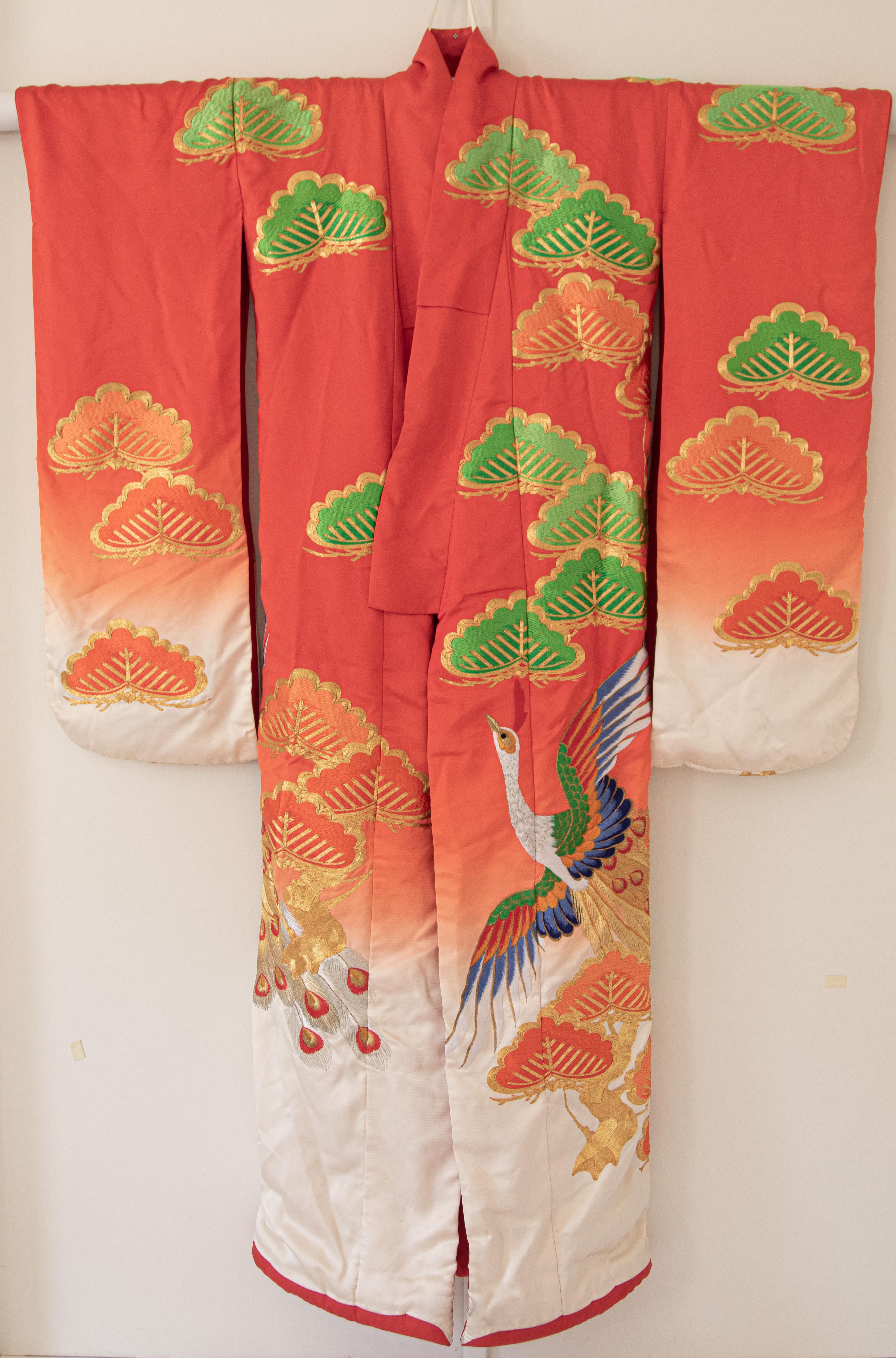 Japanisches Hochzeitskleid aus Seidenbrokat in Kimonorot mit Pfau 2