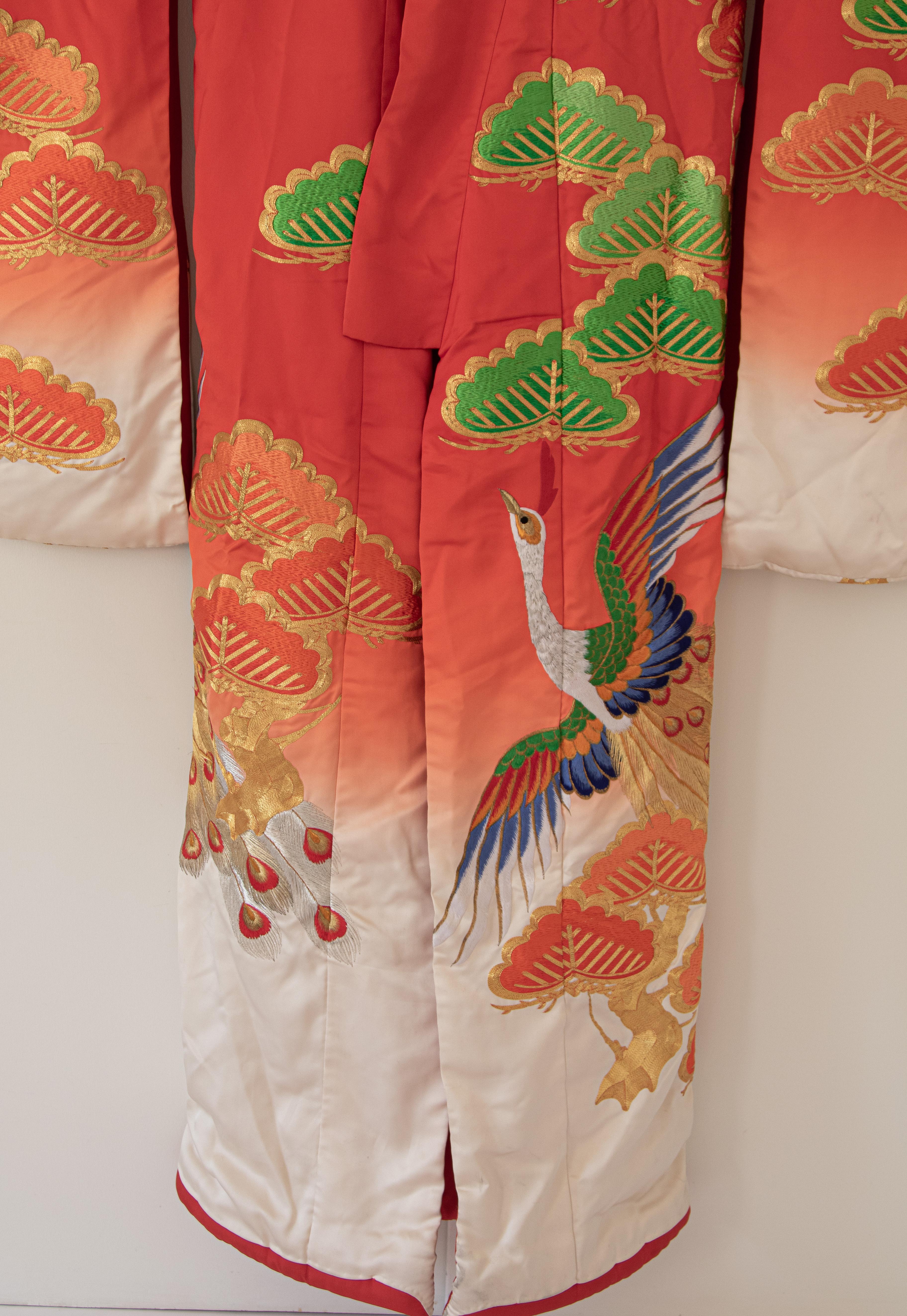 Japanisches Hochzeitskleid aus Seidenbrokat in Kimonorot mit Pfau 3