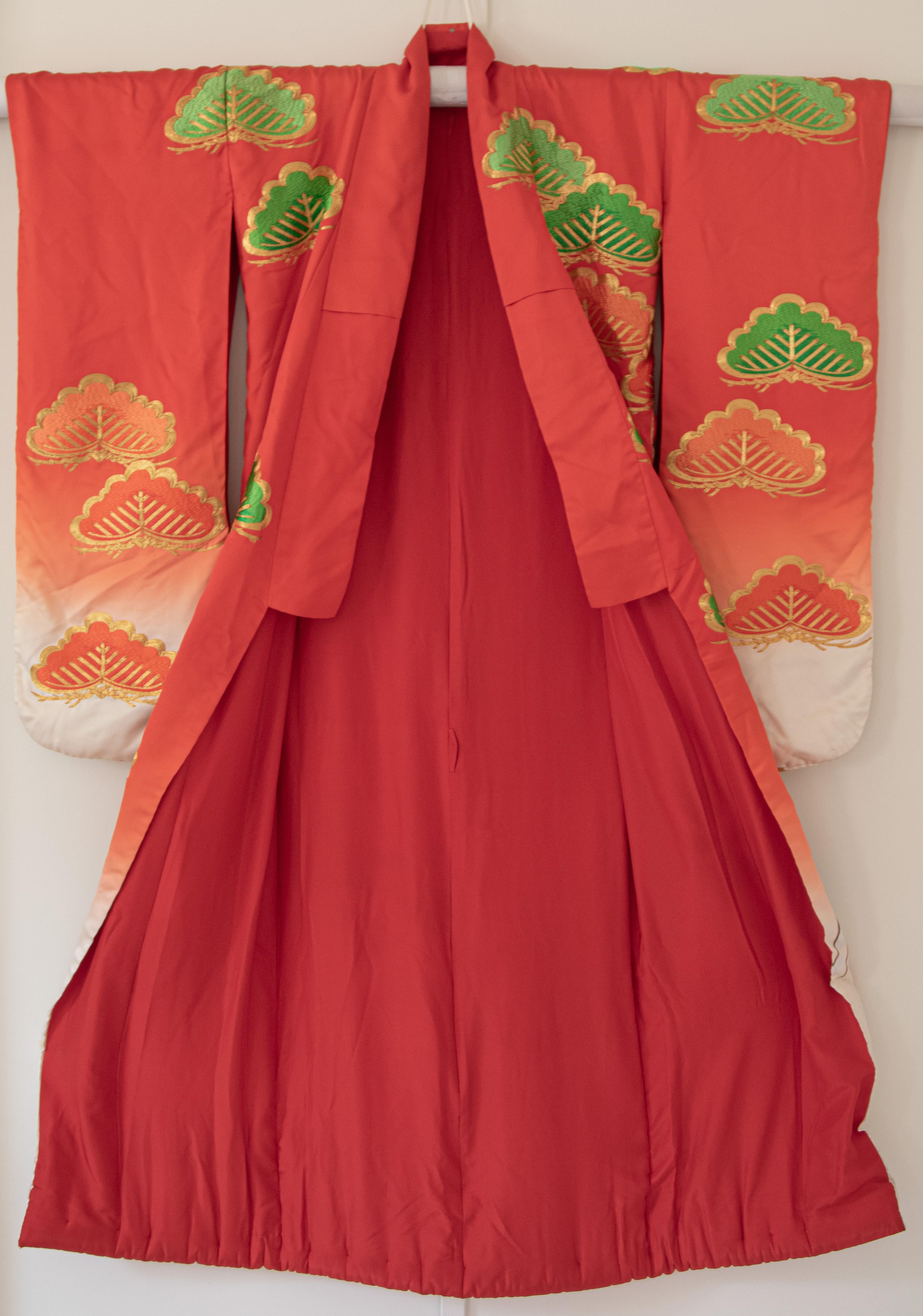 Japanisches Hochzeitskleid aus Seidenbrokat in Kimonorot mit Pfau 4