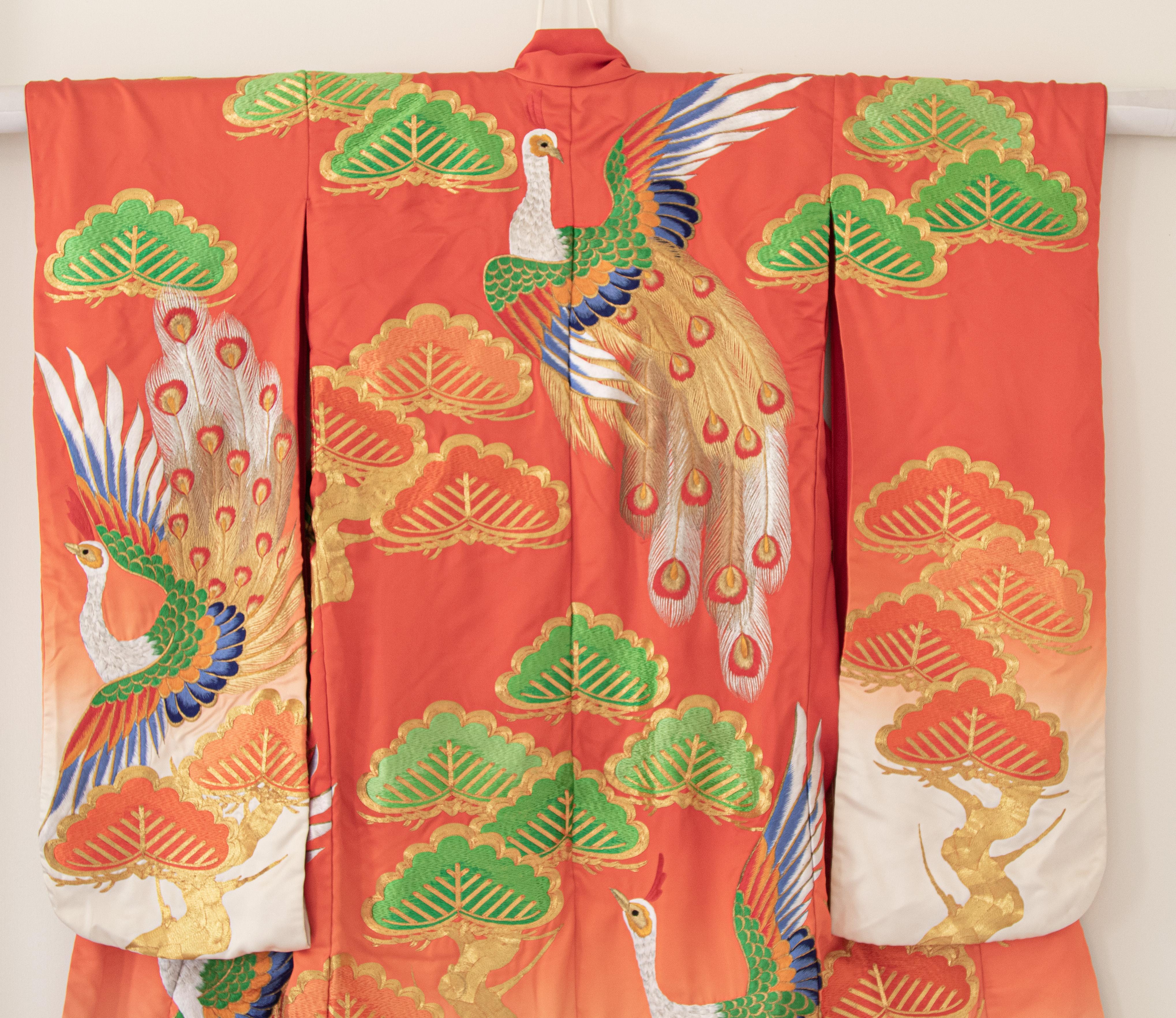 Japanisches Hochzeitskleid aus Seidenbrokat in Kimonorot mit Pfau 6