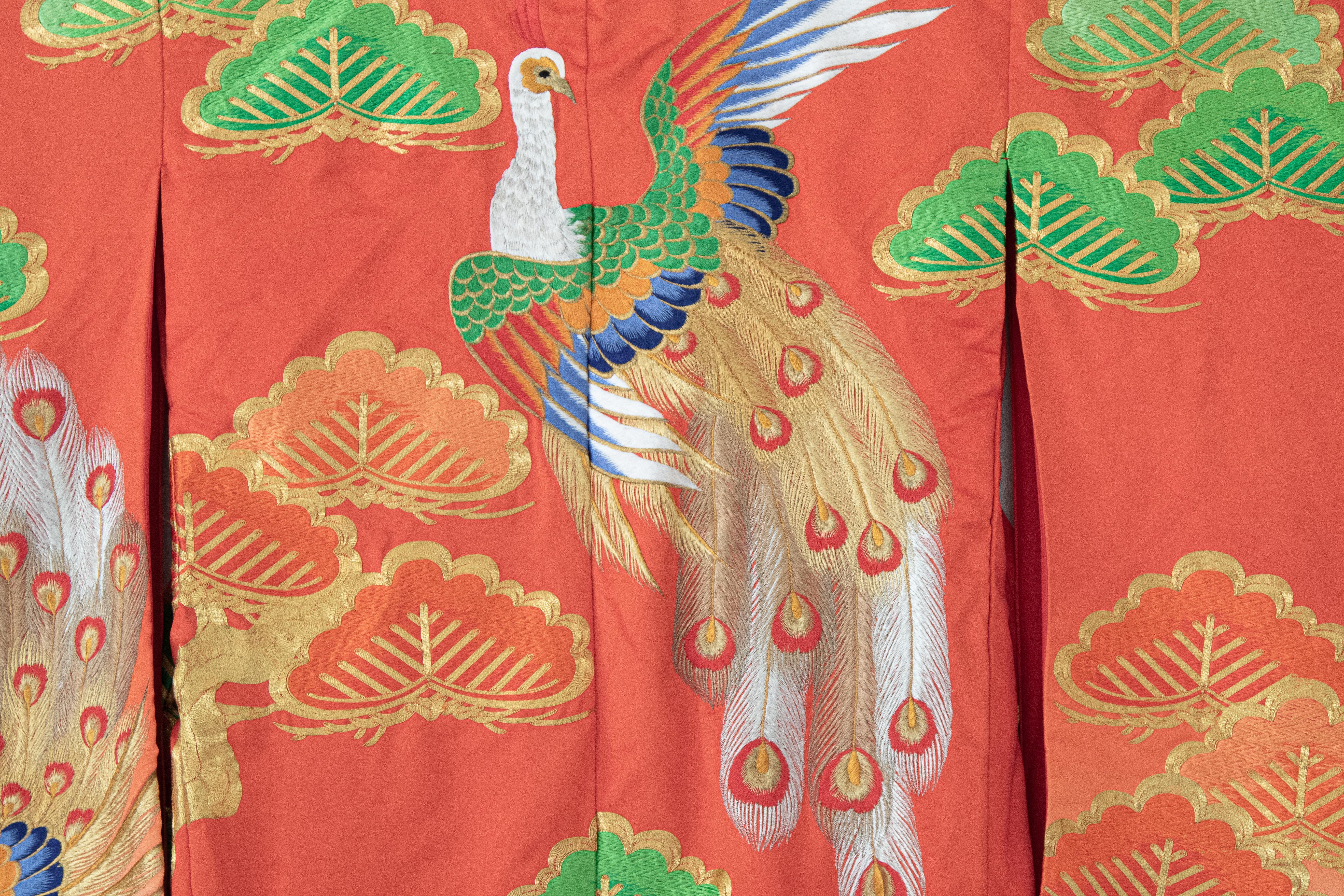 Japanisches Hochzeitskleid aus Seidenbrokat in Kimonorot mit Pfau 7