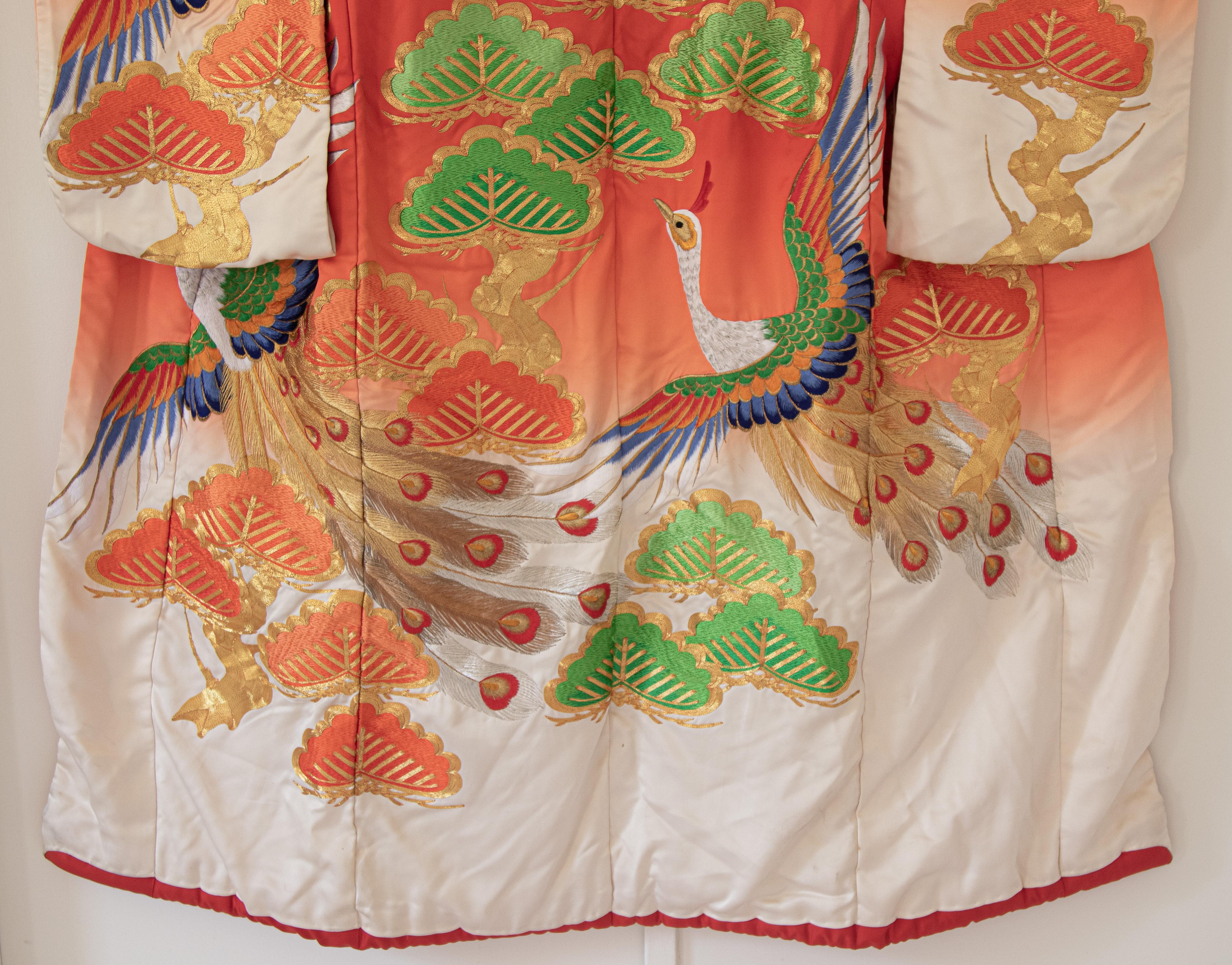 Japanisches Hochzeitskleid aus Seidenbrokat in Kimonorot mit Pfau 8