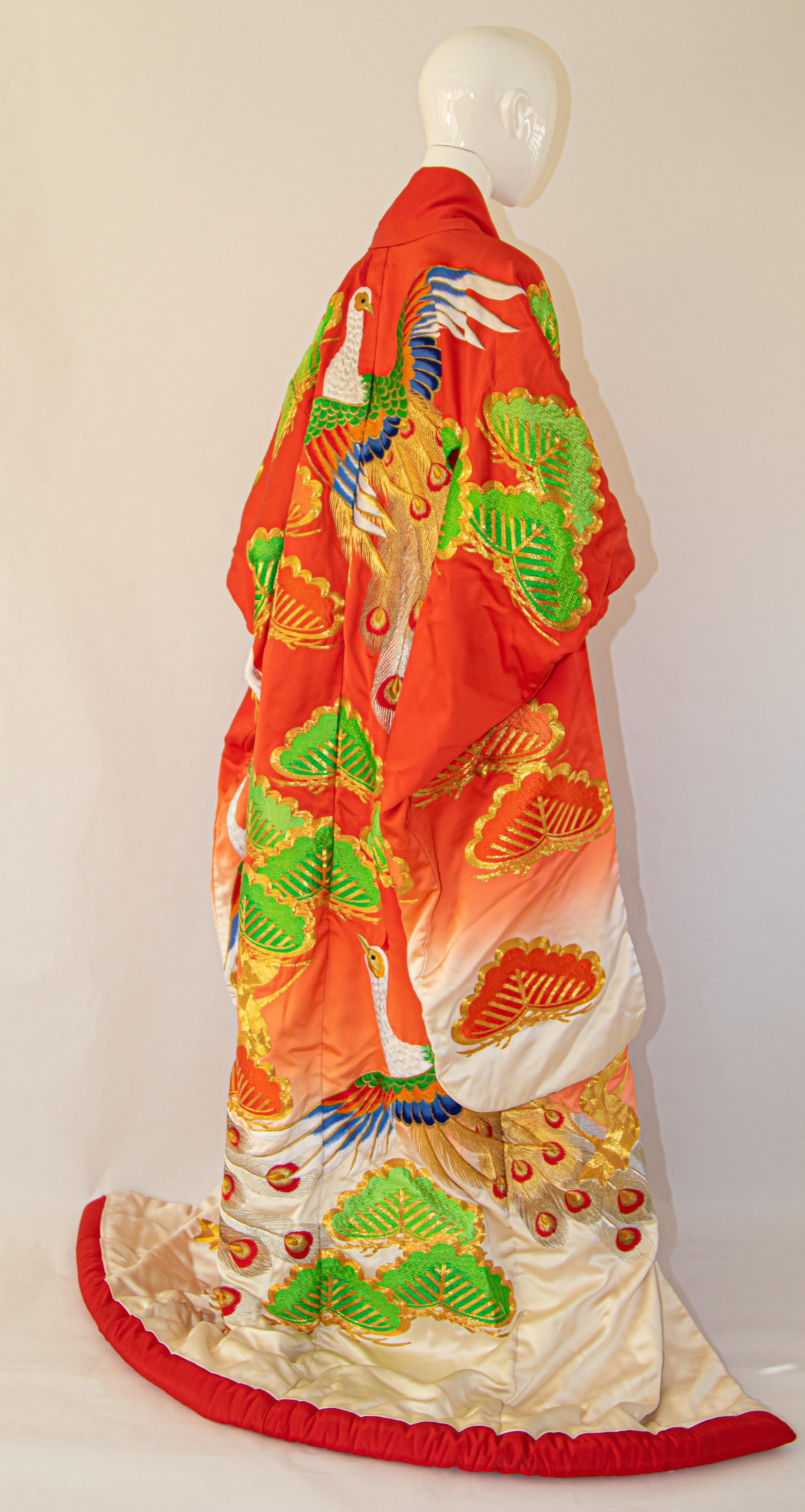 Japanisches Hochzeitskleid aus Seidenbrokat in Kimonorot mit Pfau 10