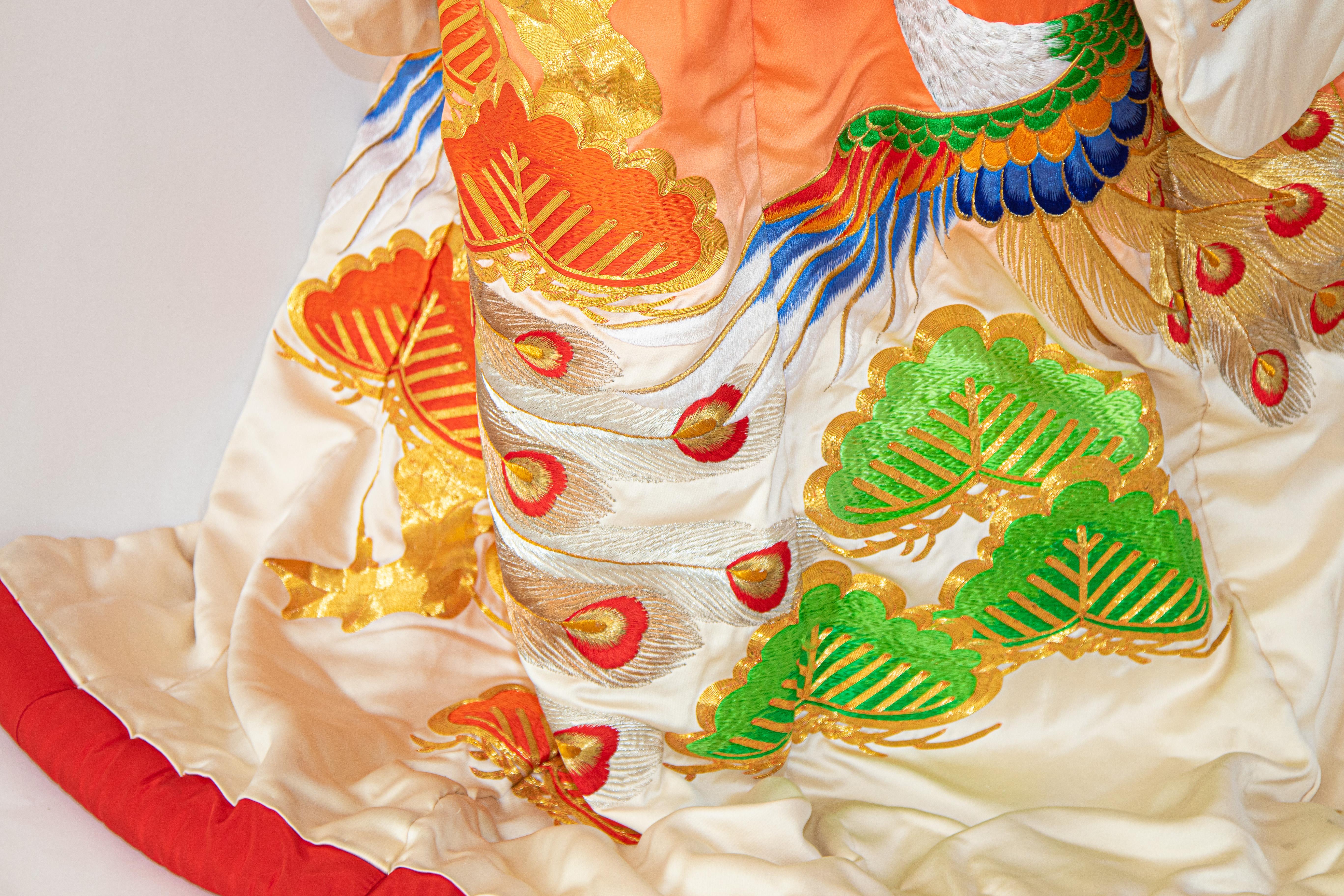 Japanisches Hochzeitskleid aus Seidenbrokat in Kimonorot mit Pfau 11