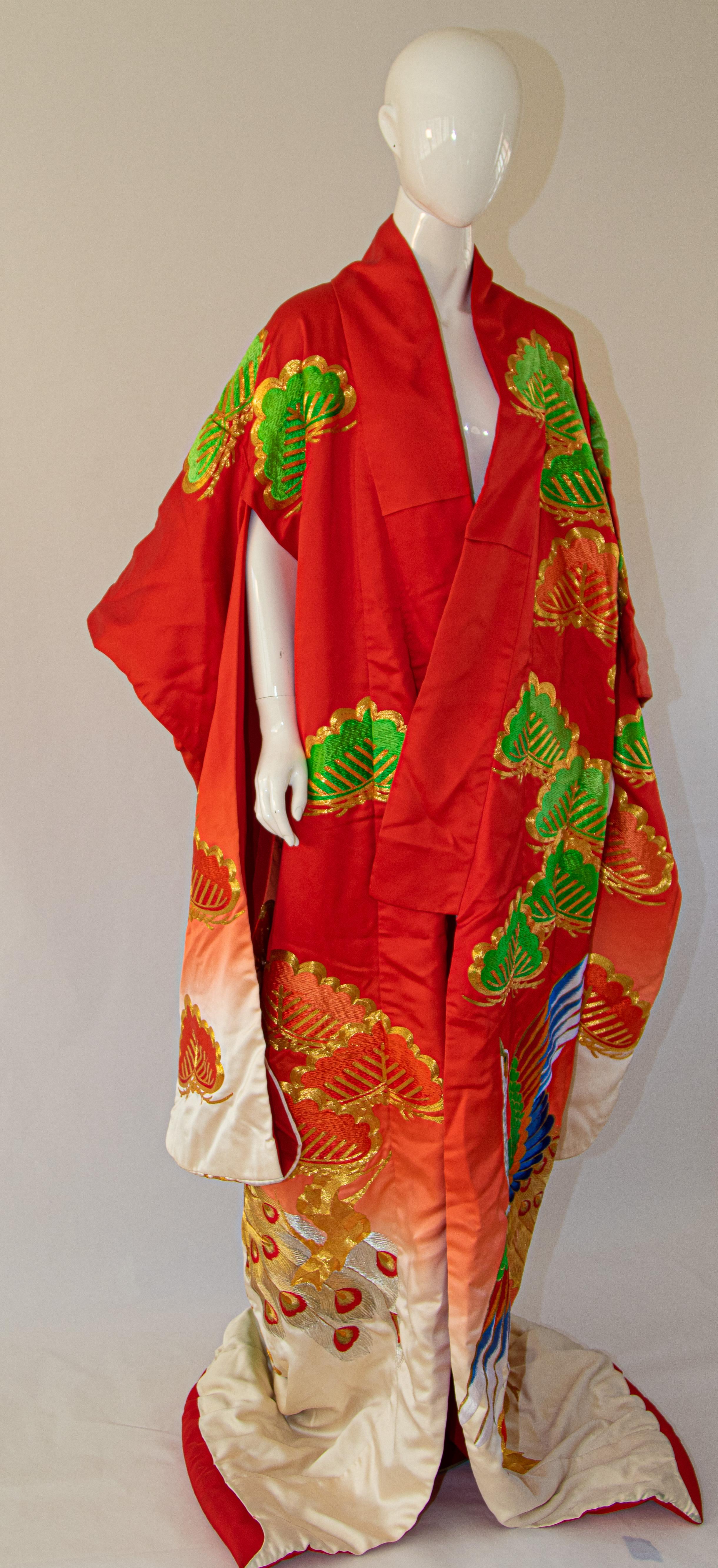 Japanisches Hochzeitskleid aus Seidenbrokat in Kimonorot mit Pfau 12