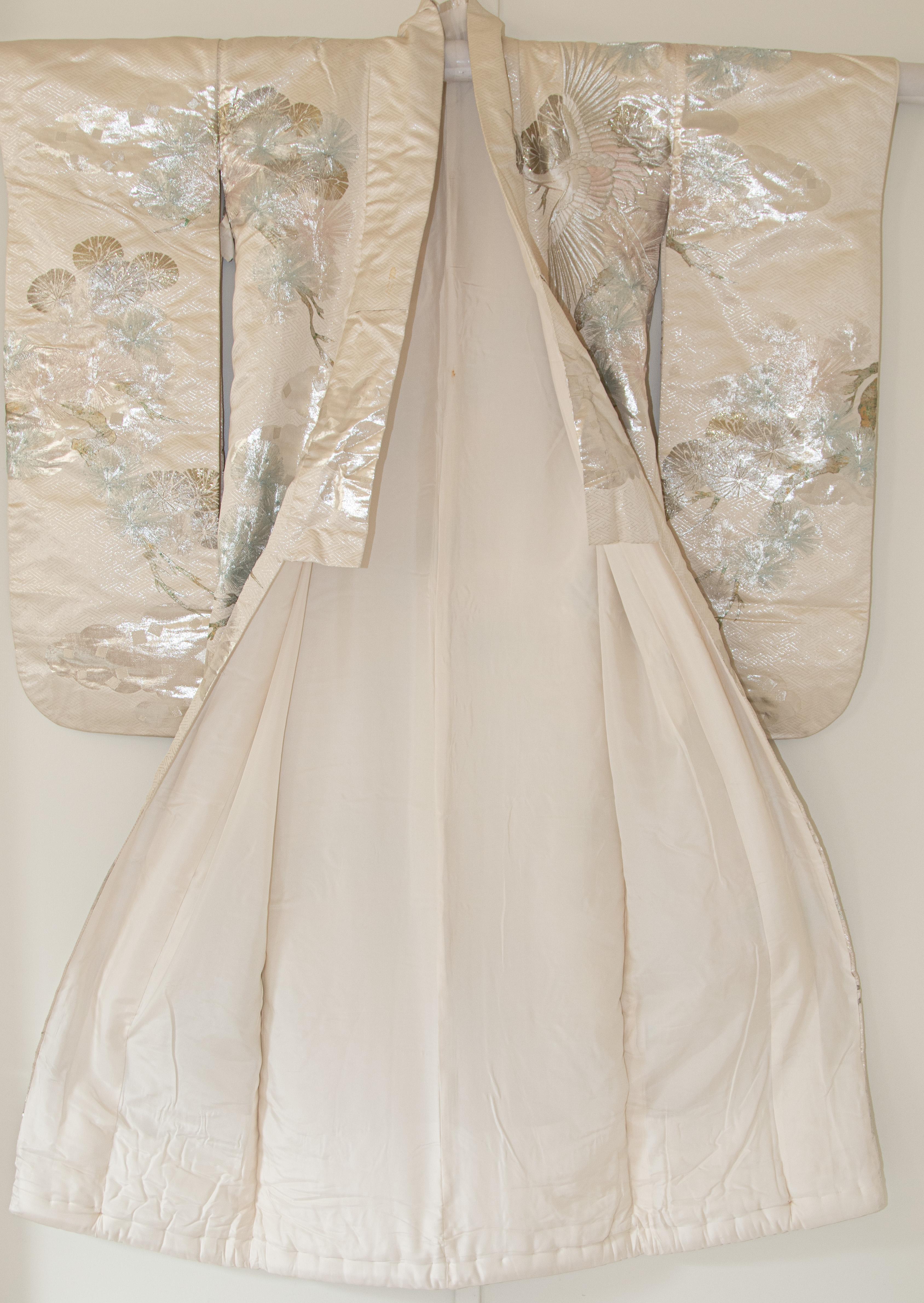 Vintage Kimono White Silk Brocade Japanese Wedding Dress In Good Condition In North Hollywood, CA