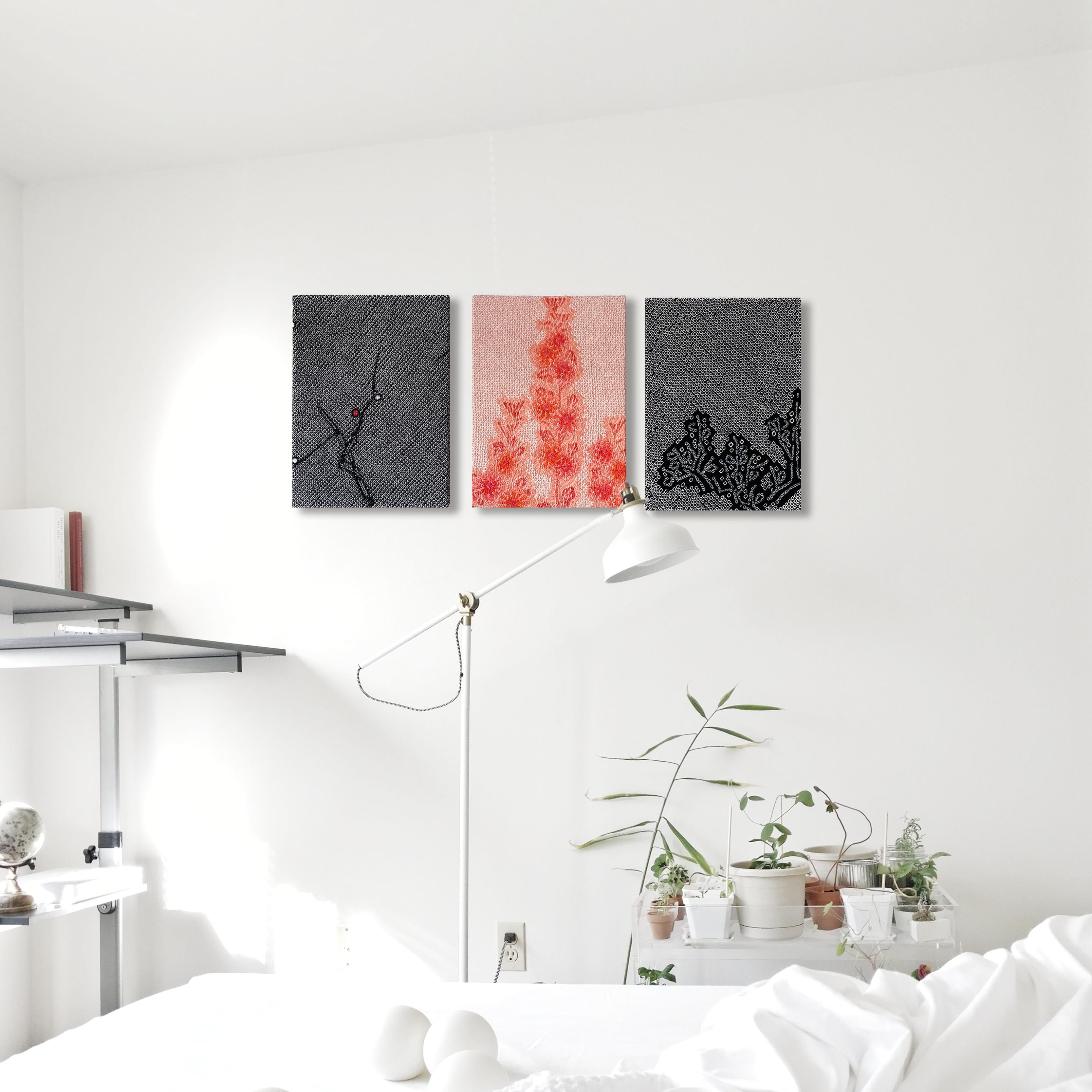 << A propos de cette toile >>

Cette toile est fabriquée à partir de trois tissus haori différents, chacun orné d'un motif floral teint en shibori qui traverse l'ensemble du tissu. Ces tissus racontent l'histoire d'une fleur, du stade du bourgeon à
