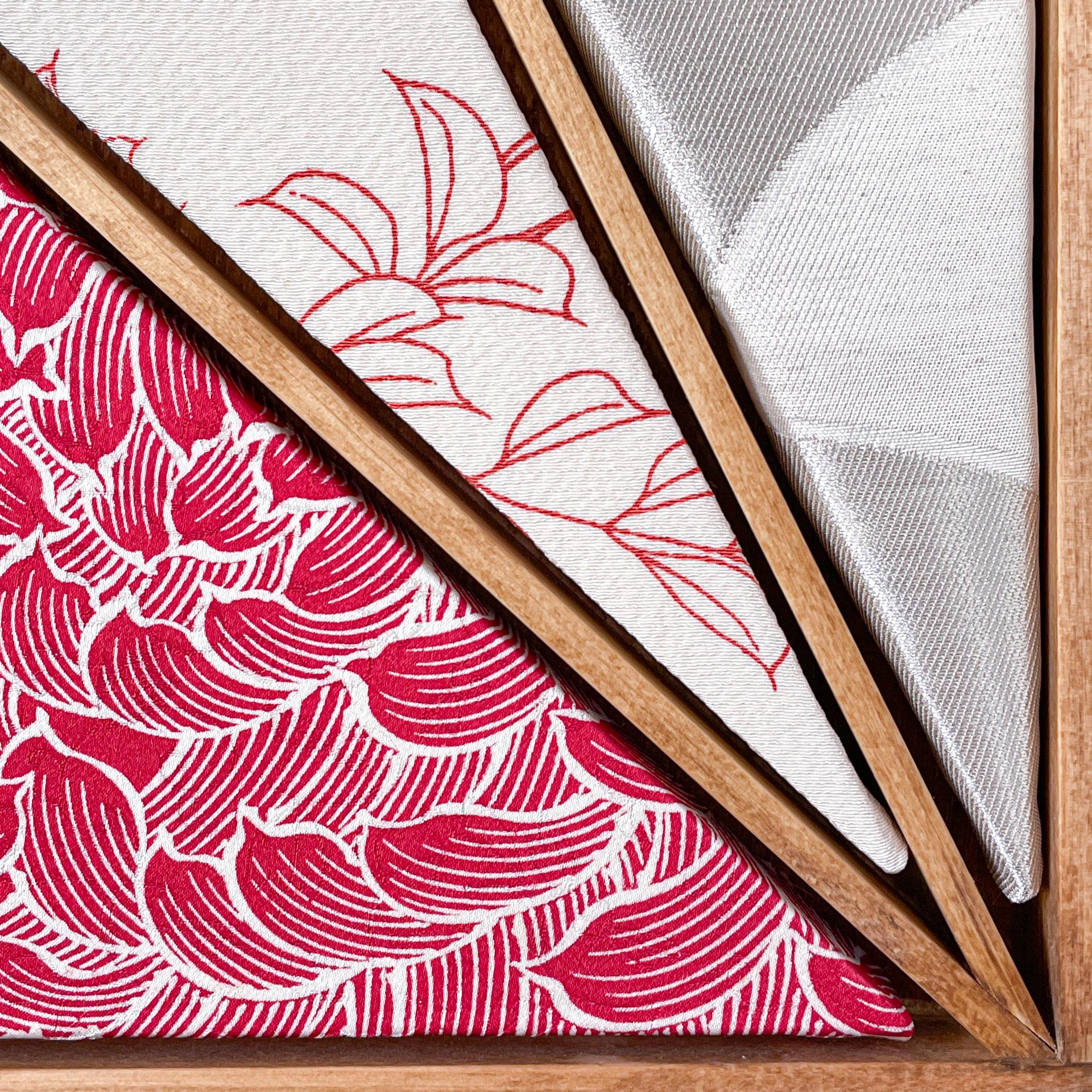 Art textile kimono vintage « Géométrie ~Chrysanthemums » par ikasu, blanc, rouge Japon en vente 1