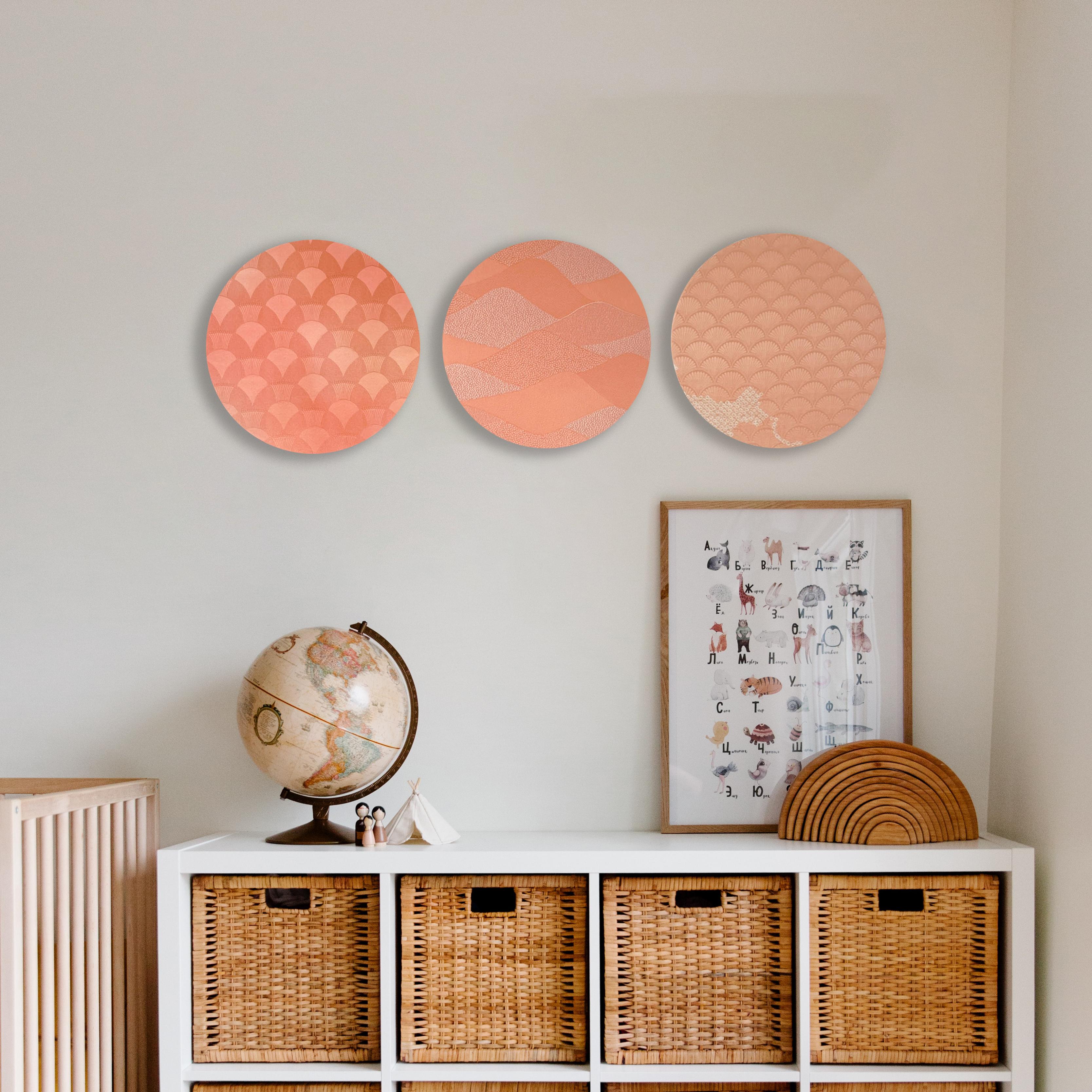 << Informazioni su questa tela >>

Questo set di tre pezzi di tela kimono raffigura delle montagne circondate dal mare. Anche se ognuno dei tre pezzi è realizzato con kimono diversi, tutti hanno in comune i motivi della natura e i vivaci colori del