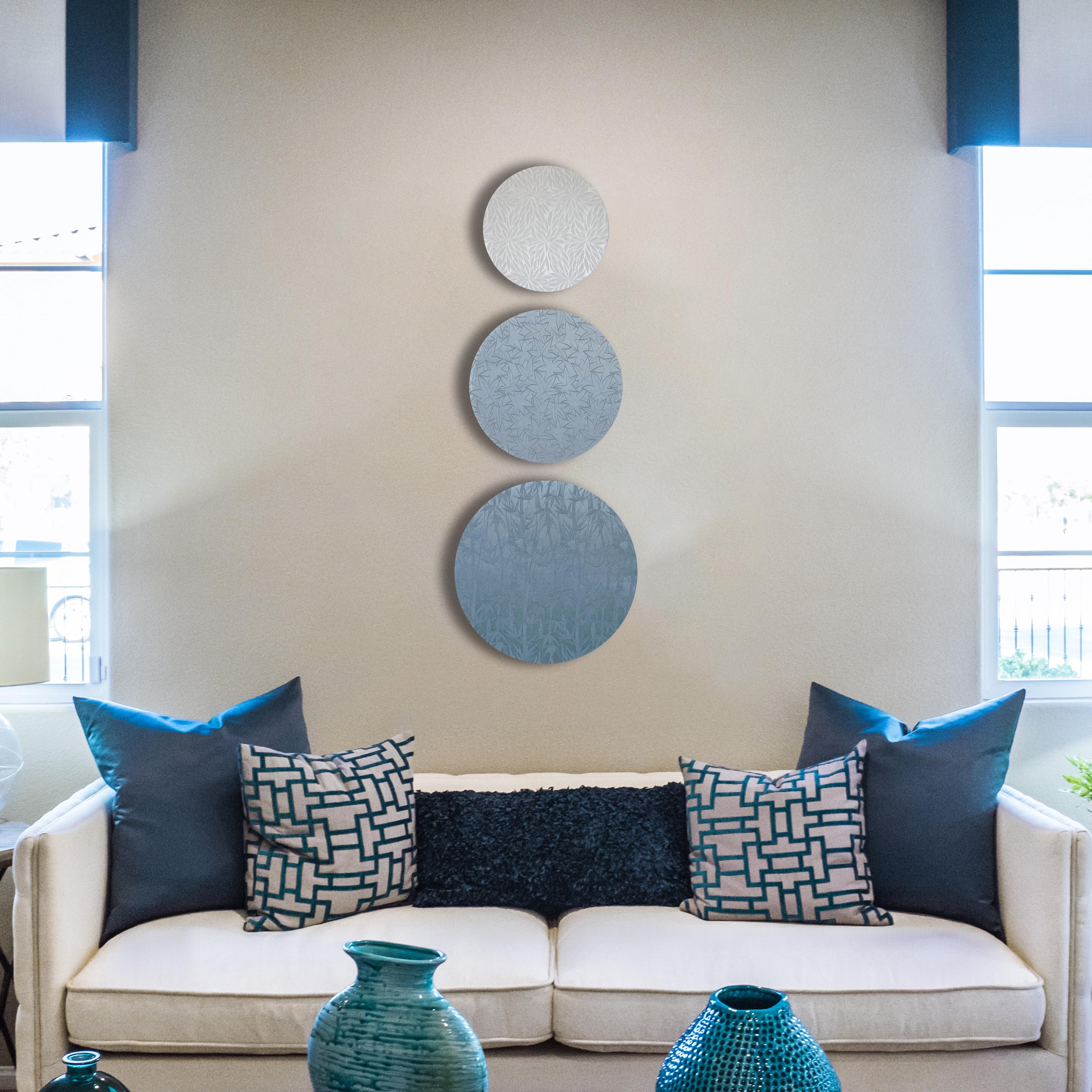 Fabrics featuring iconic Japanese plants like chrysanthemum, maple, and bamboo were gathered from various long underwear and kimono pieces to create a set of canvases (diameter 30, 25 and 20cm) showcasing exquisite gradations.

The top canvas, in
