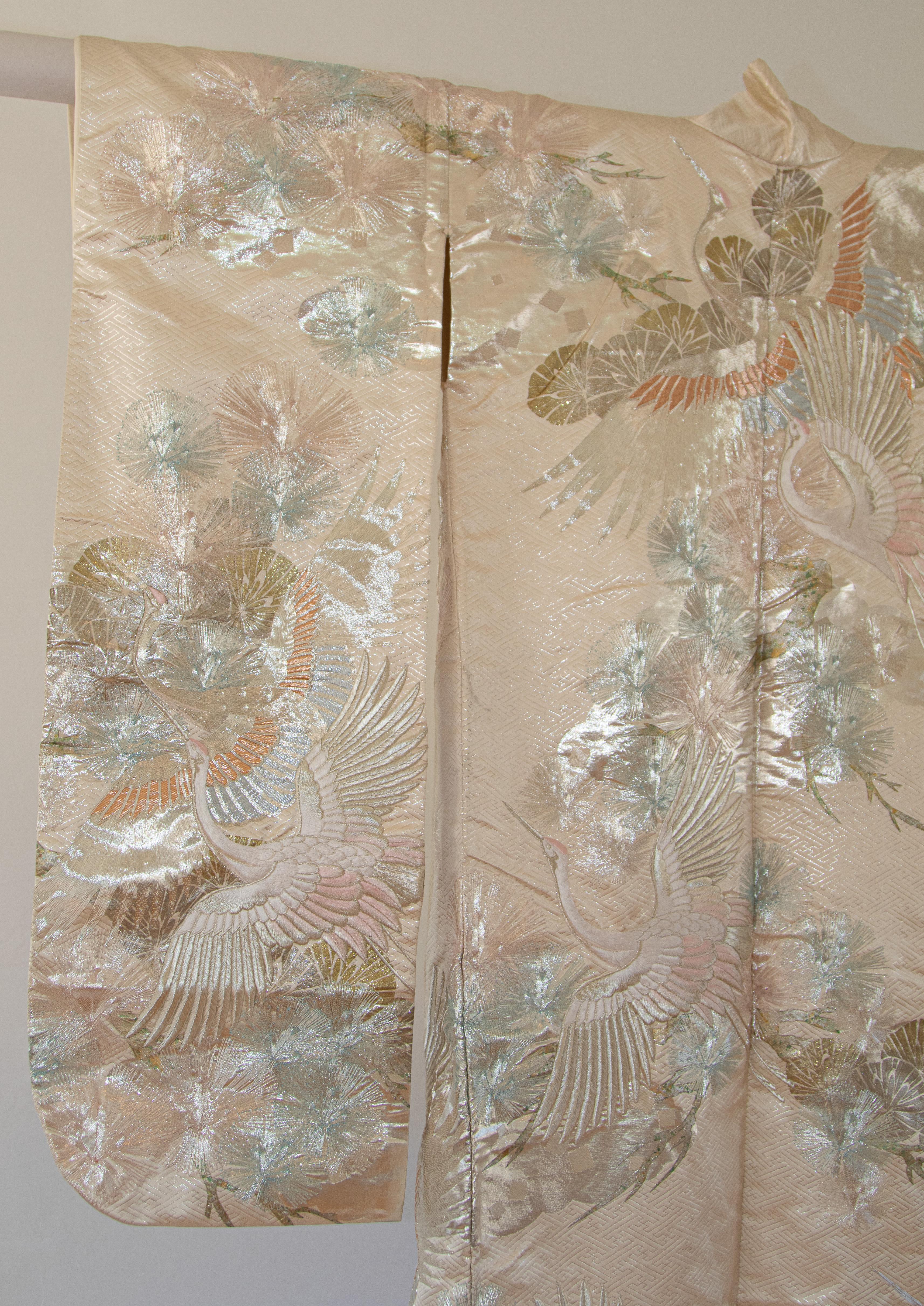 Vintage Kimono White Silk Brocade Japanese Wedding Dress In Good Condition For Sale In North Hollywood, CA