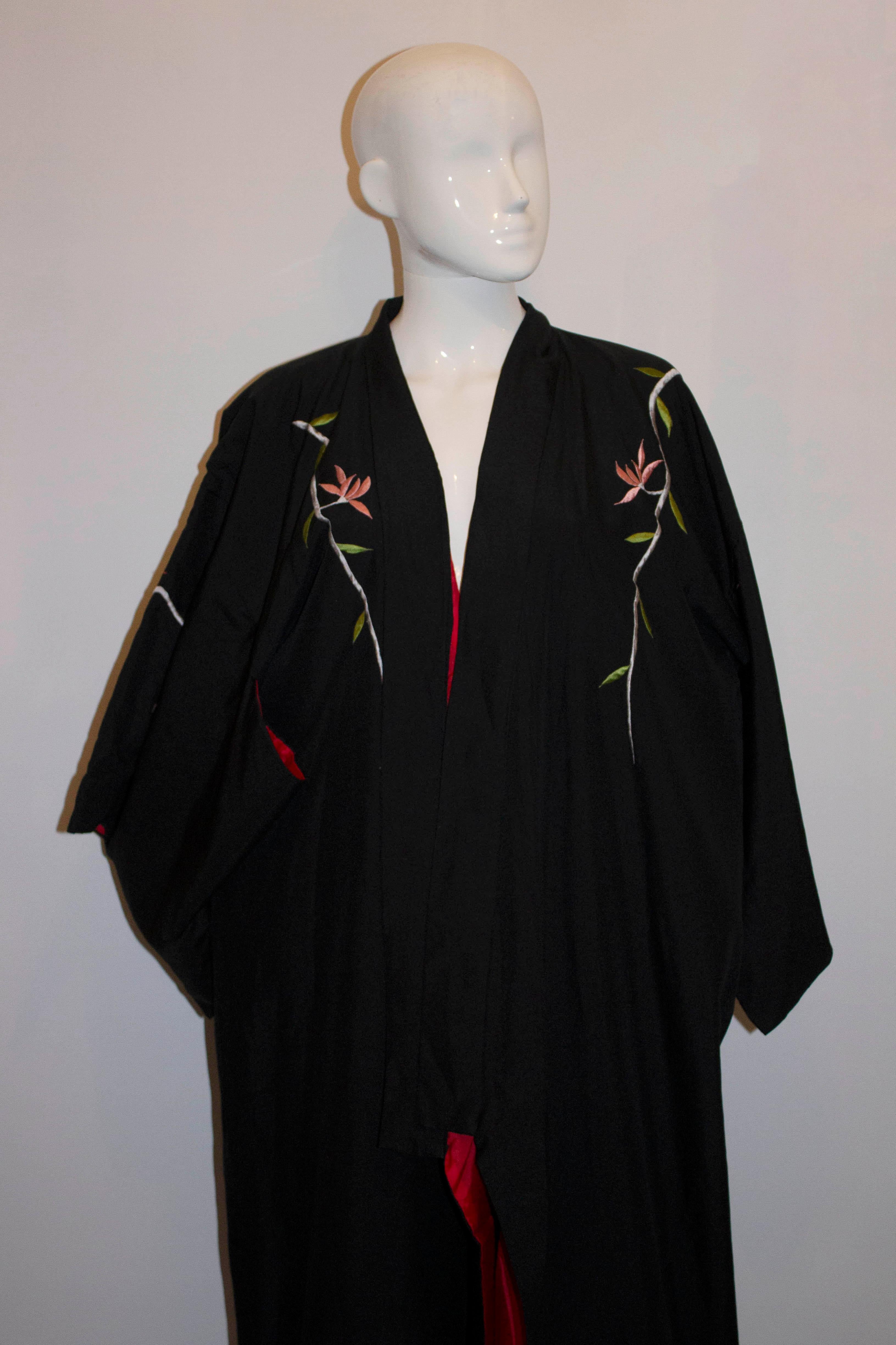 Ein japanischer Vintage-Kimono, hergestellt für den westlichen Markt. Der Kimono hat eine wunderschöne Stickerei eines goldenen Phönix, der ein Symbol der Kaiserin ist, neben Symbolen von Blumen und Zweigen. Abmessungen. Länge 61'' Büste bis zu 47''