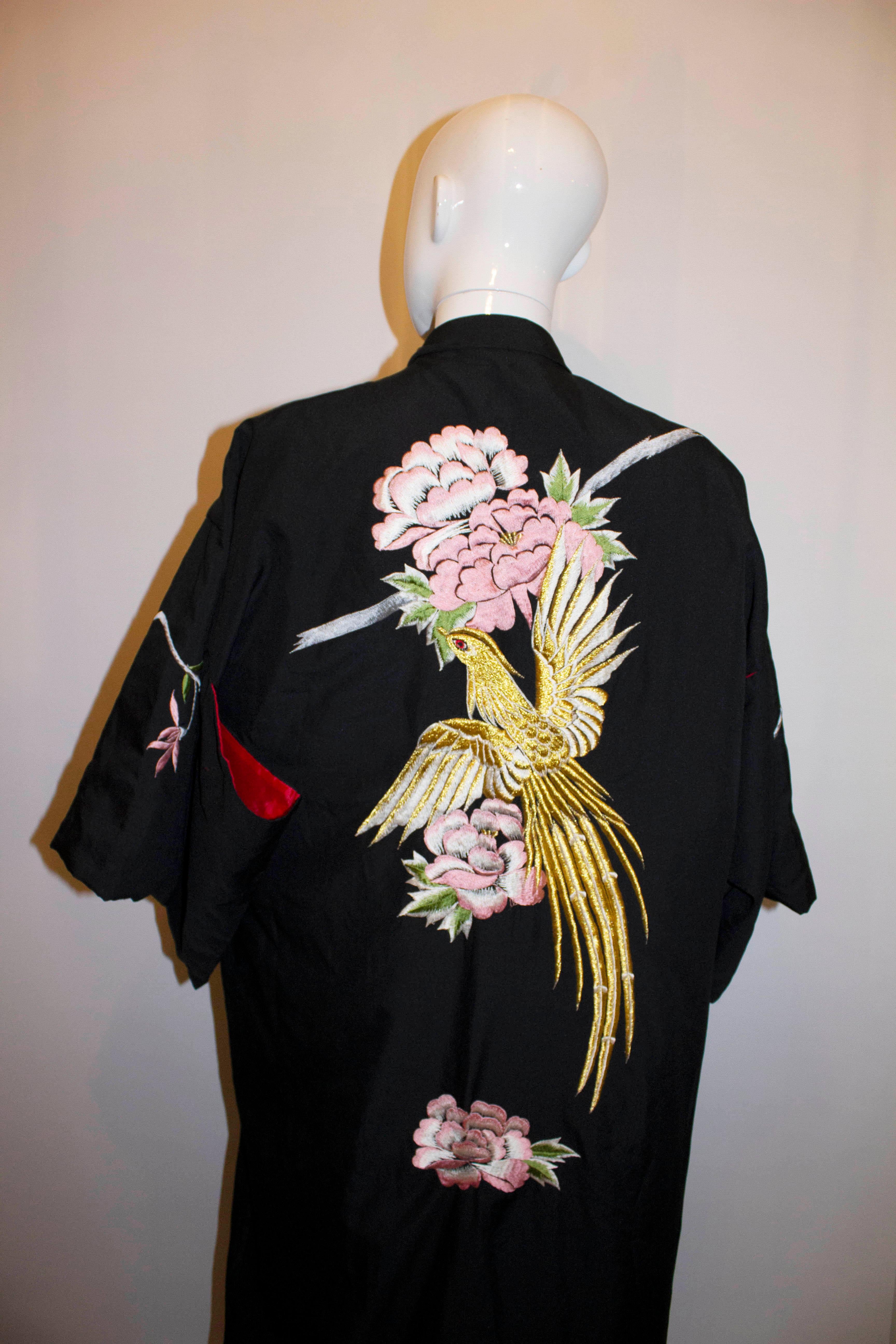 Kimono im Vintage-Stil mit besticktem Phoenix. (Schwarz) im Angebot