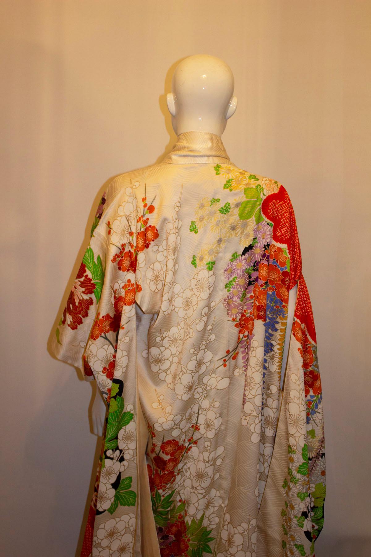 Vintage Kimono with Floral Basket Design In Good Condition For Sale In London, GB