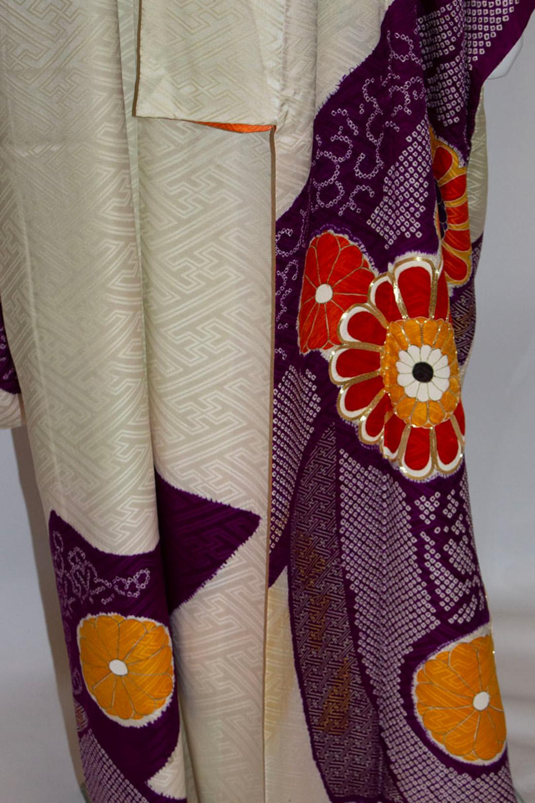 Vintage Kimono with Orange and Purple Flowers In Good Condition For Sale In London, GB