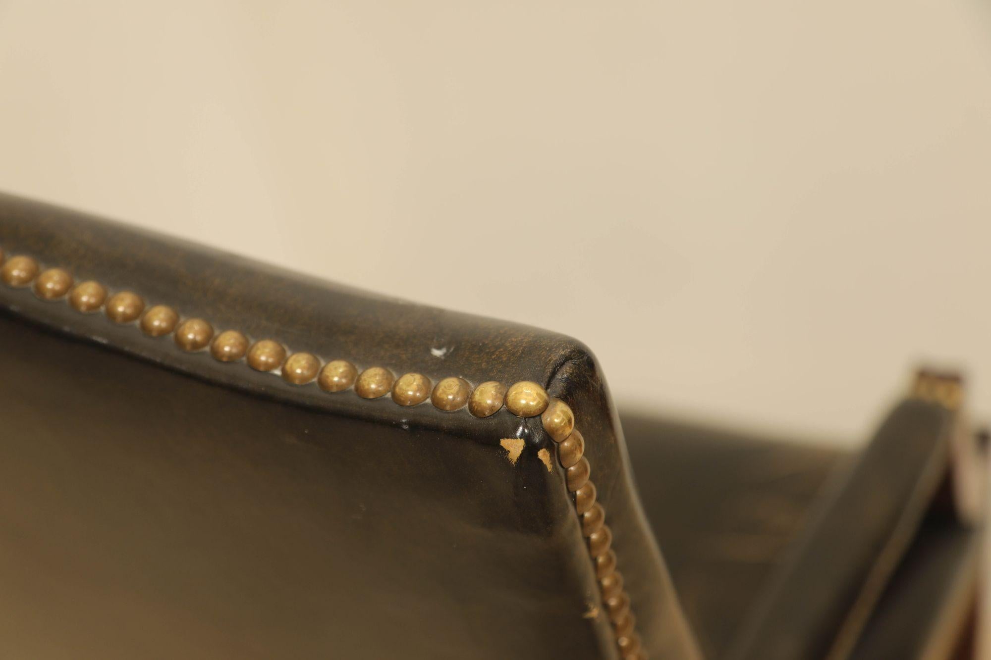 Fauteuil vintage Kindel en cuir noir usé et vieilli en vente 3