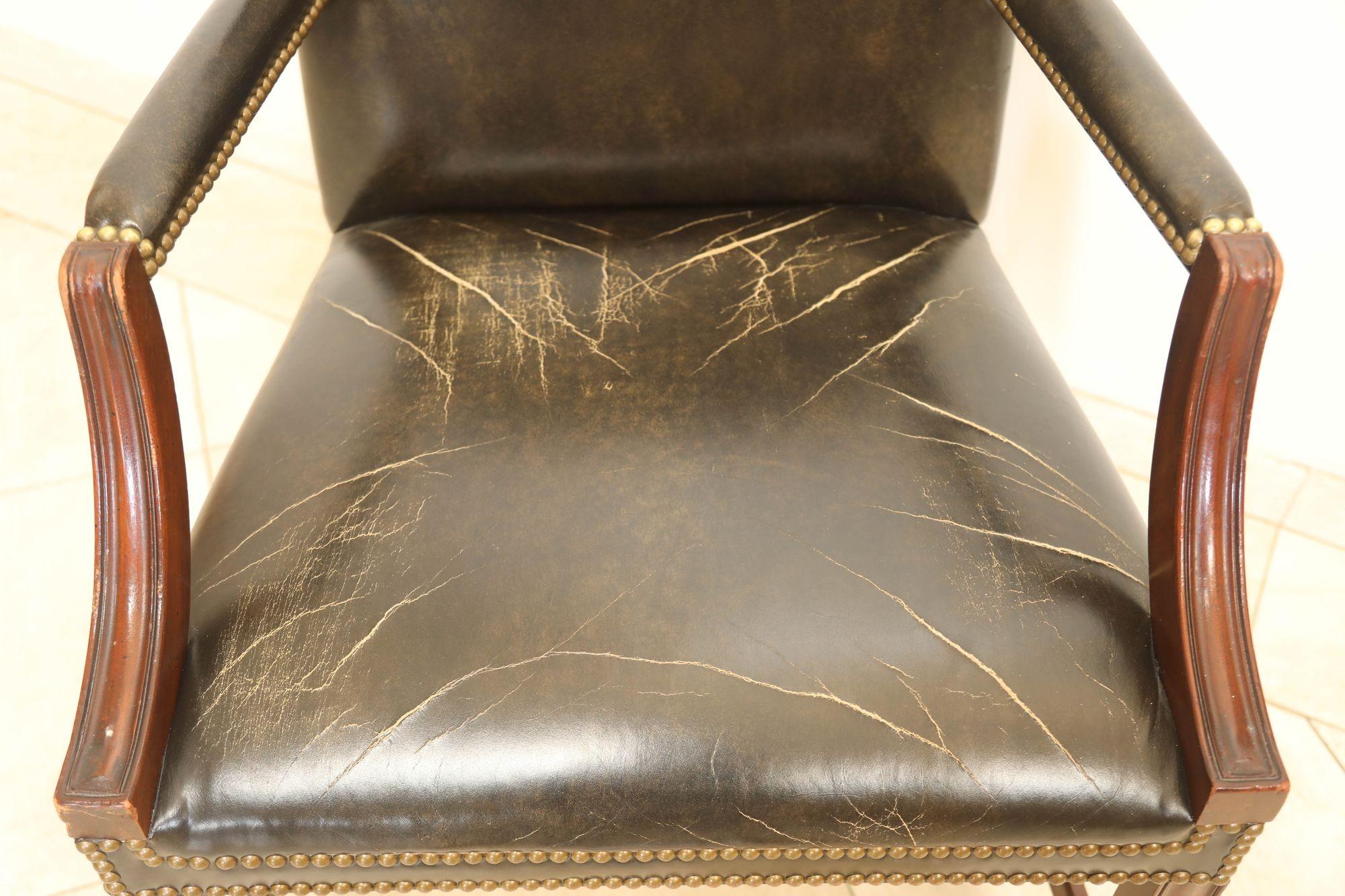 Chippendale Fauteuil vintage Kindel en cuir noir usé et vieilli en vente