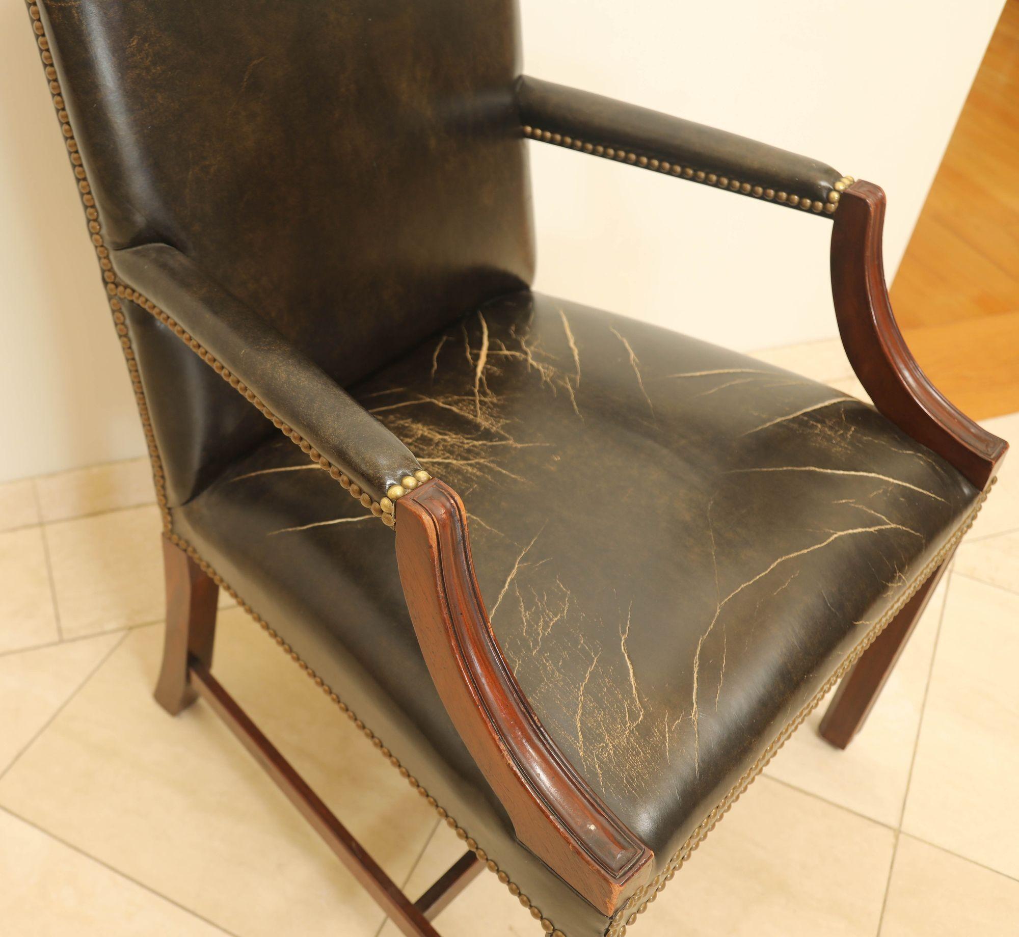 Fauteuil vintage Kindel en cuir noir usé et vieilli Abîmé - En vente à North Hollywood, CA