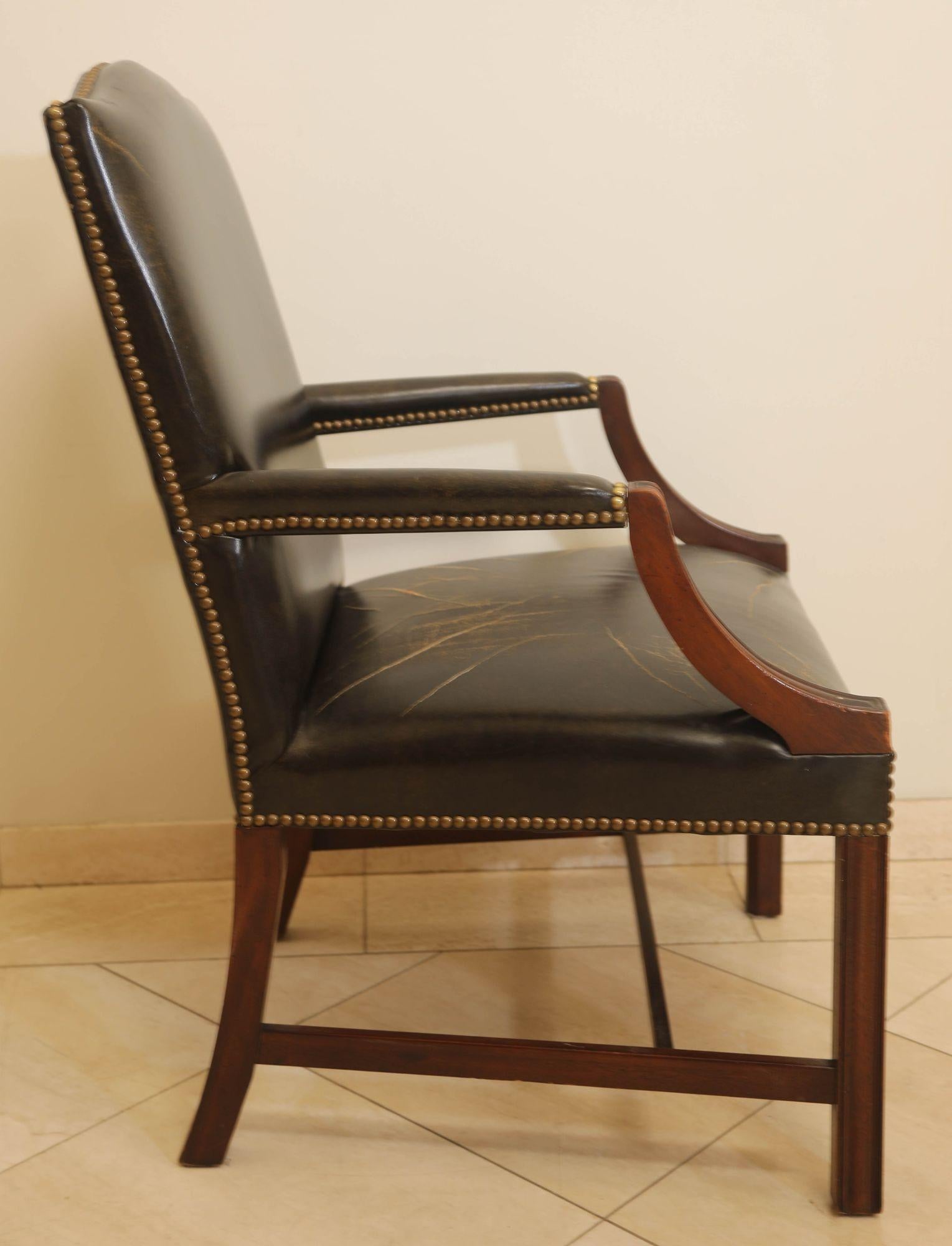 Cuir Fauteuil vintage Kindel en cuir noir usé et vieilli en vente