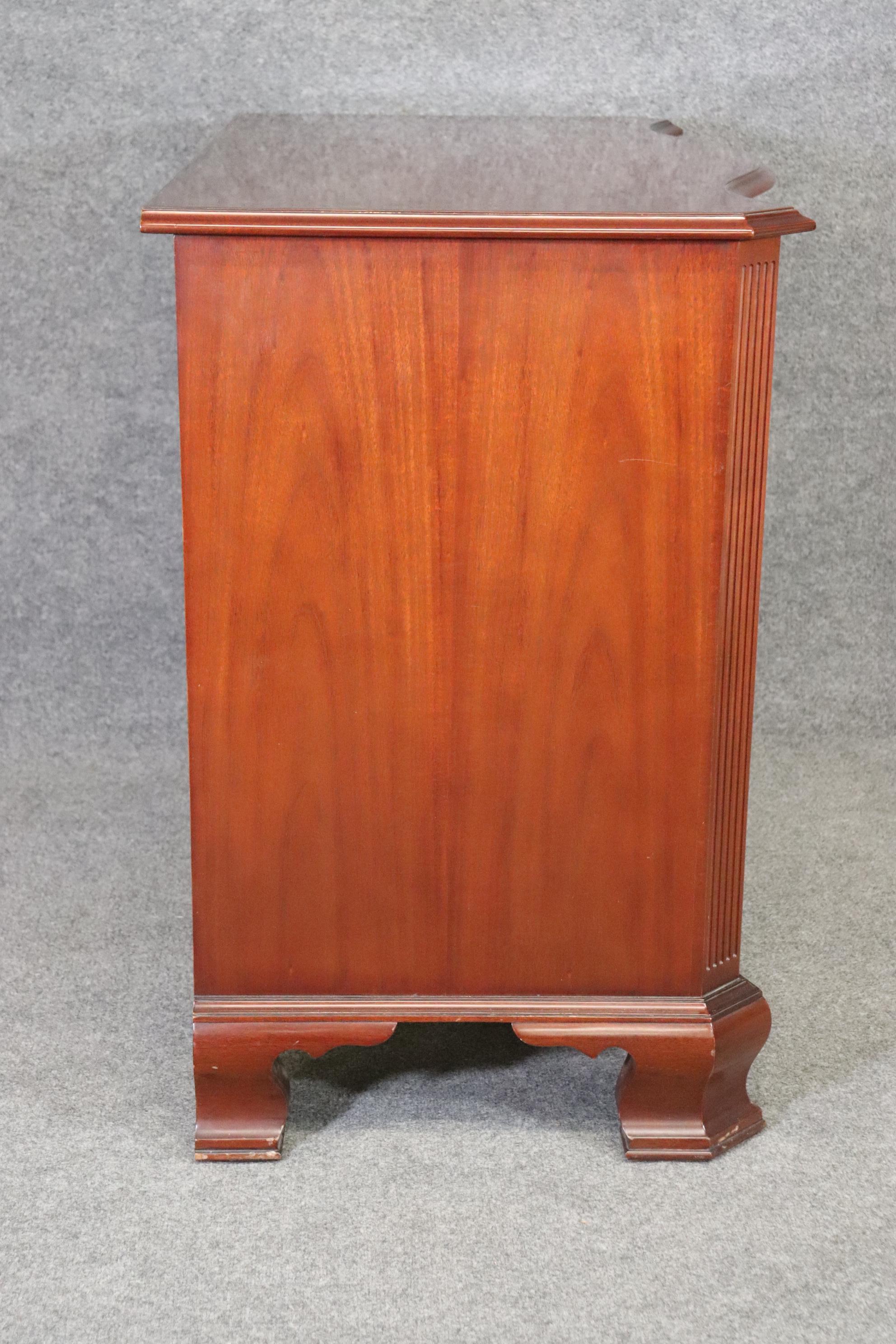 Vintage Kindel Mahogany 4 Drawer Dresser Chest of Drawers Antique Dresser In Good Condition In Swedesboro, NJ