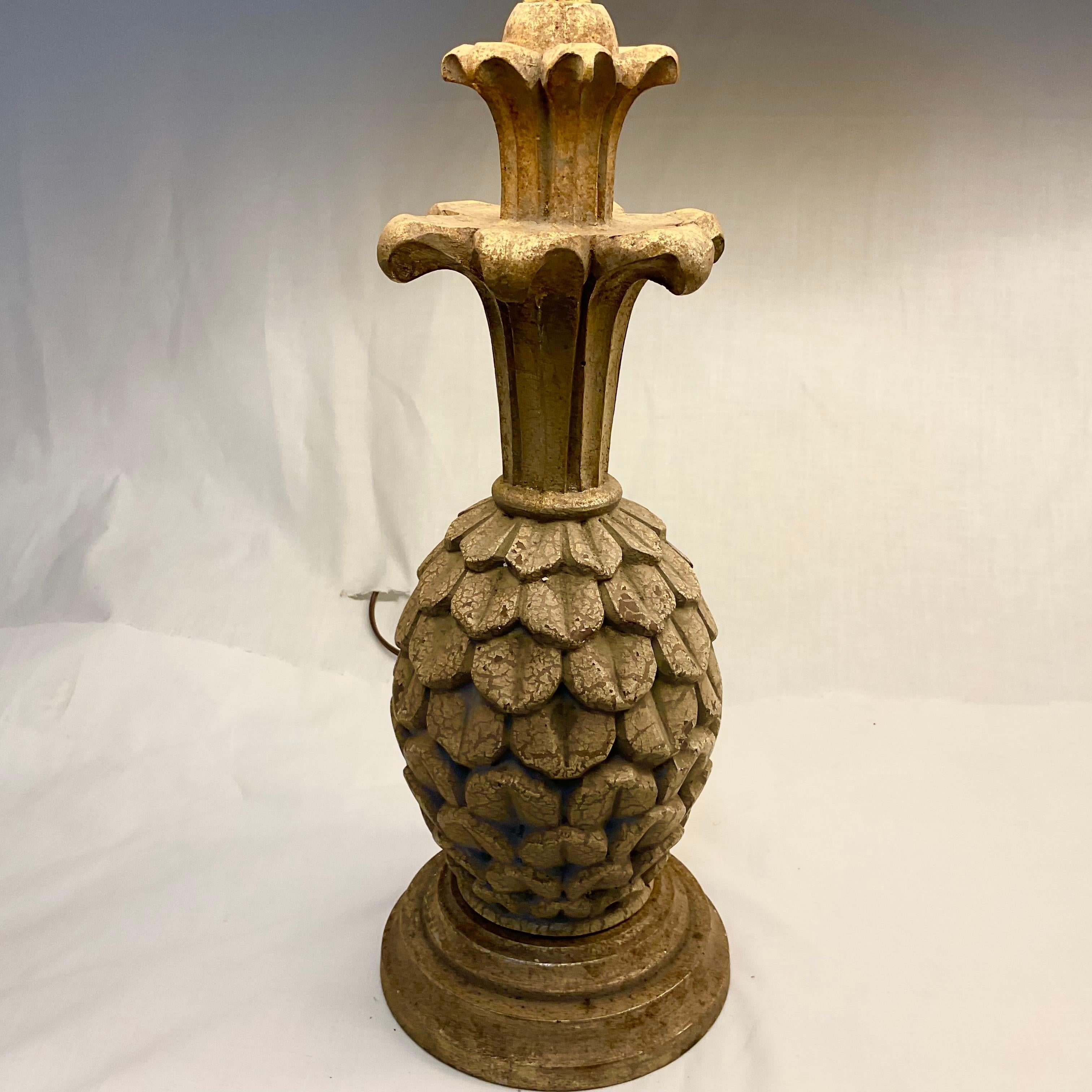Precioso par de lámparas vintage Kinder-Harris talladas en forma de piña. Completamente recableado. Remates de bola originales con arpas nuevas. Acabado original Crackle Antique Silverleaf. Las pantallas no están incluidas (sólo para muestra y