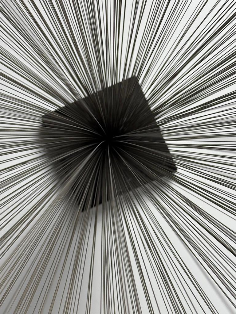 Moderne Draht-Spray-Tisch-Skulptur aus der Mitte des Jahrhunderts im Stil von Harry Bertoia, 1970er Jahre im Angebot 3