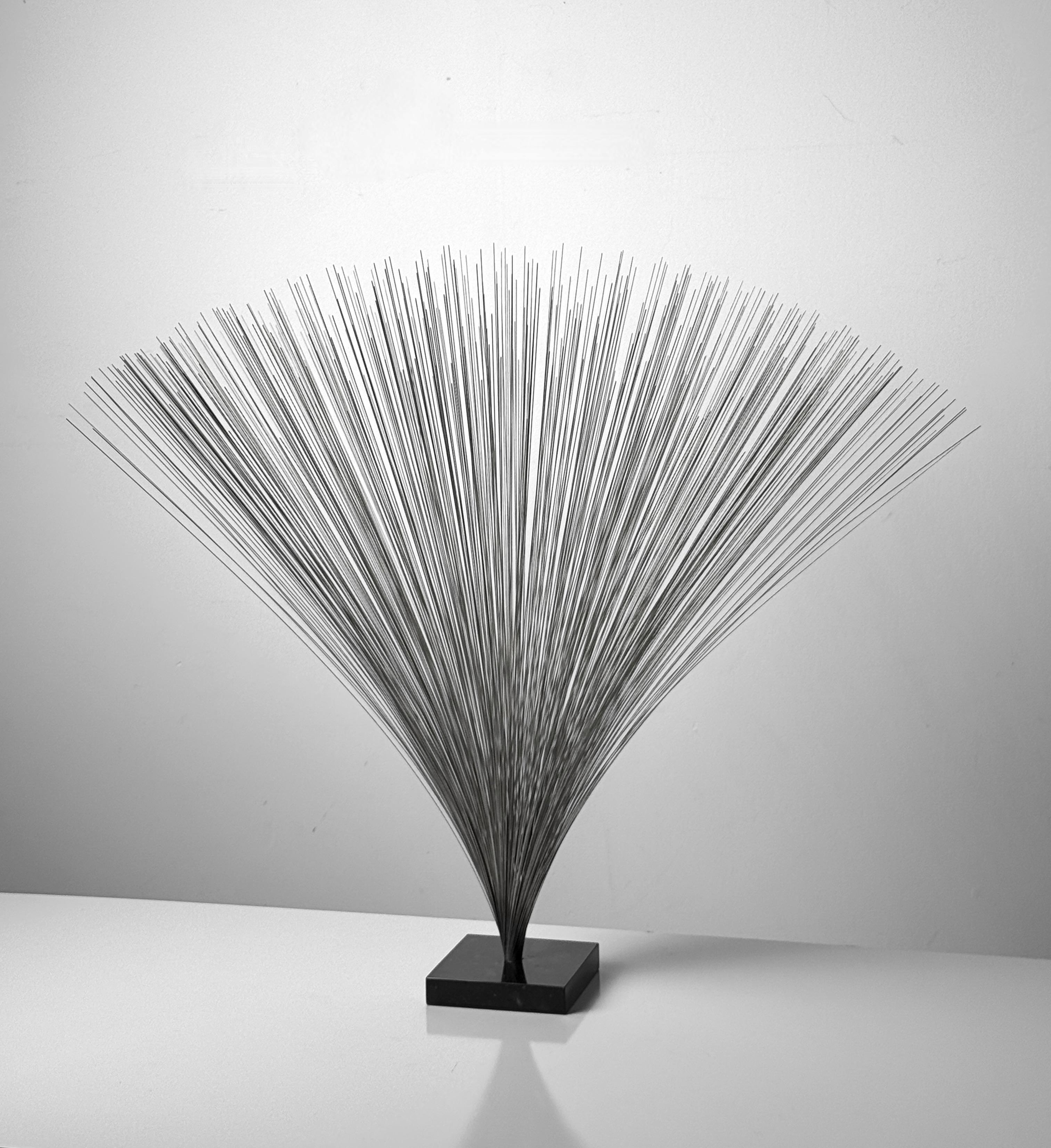 Moderne Draht-Spray-Tisch-Skulptur aus der Mitte des Jahrhunderts im Stil von Harry Bertoia, 1970er Jahre (Moderne der Mitte des Jahrhunderts) im Angebot