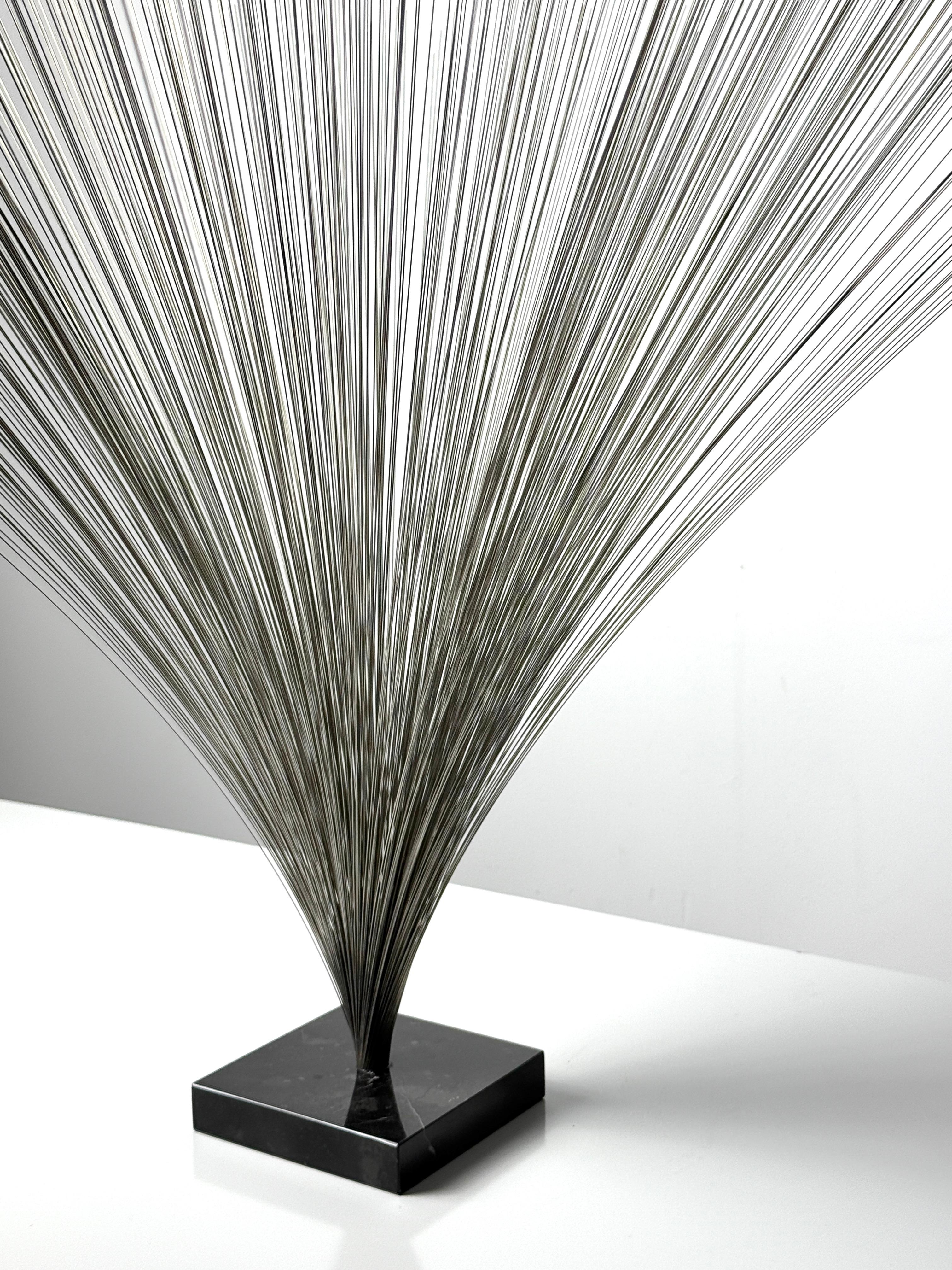 Moderne Draht-Spray-Tisch-Skulptur aus der Mitte des Jahrhunderts im Stil von Harry Bertoia, 1970er Jahre (amerikanisch) im Angebot
