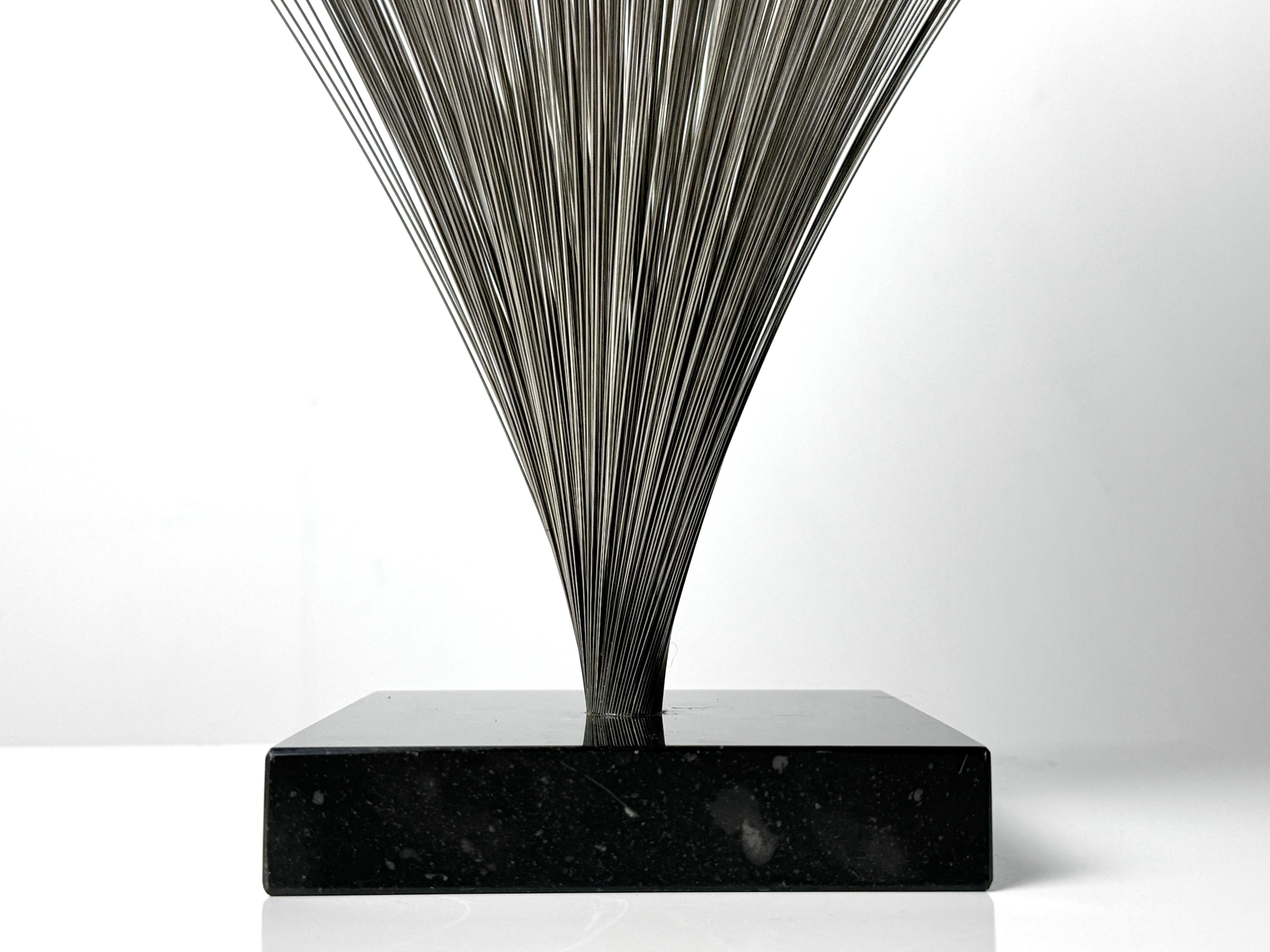 Moderne Draht-Spray-Tisch-Skulptur aus der Mitte des Jahrhunderts im Stil von Harry Bertoia, 1970er Jahre im Zustand „Gut“ im Angebot in Troy, MI