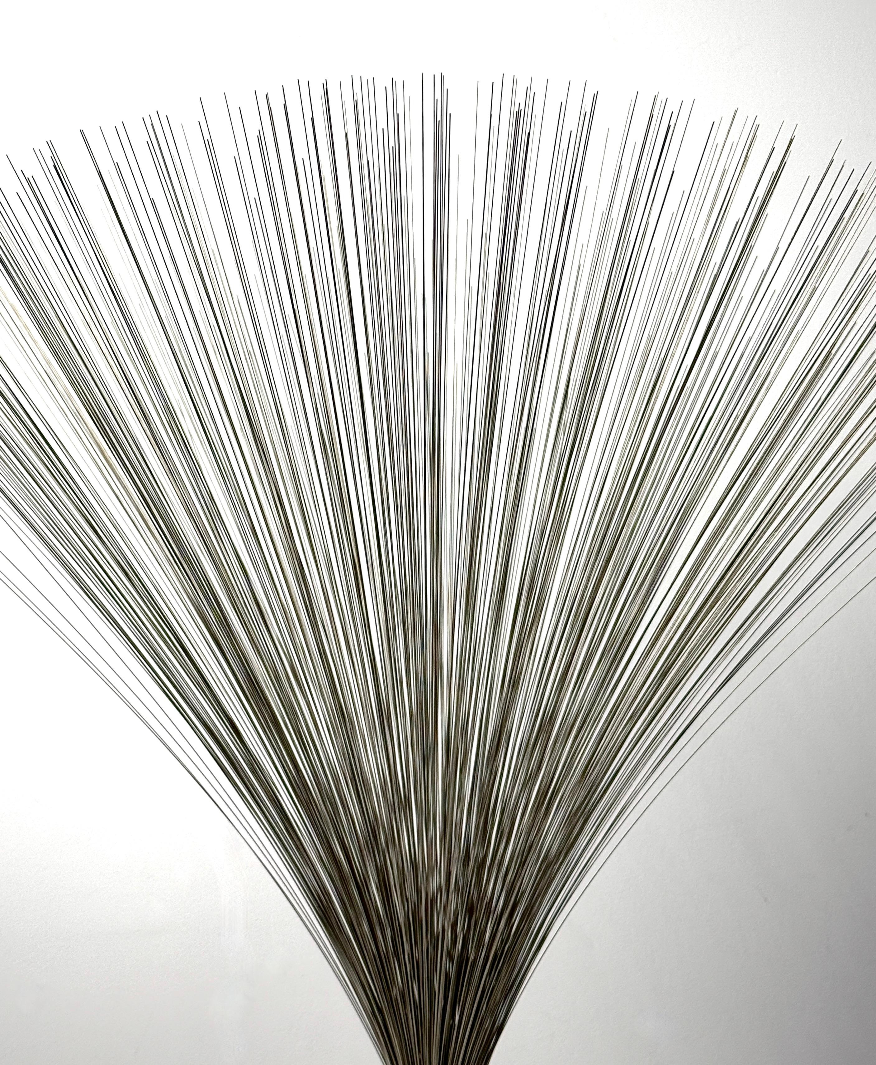 Moderne Draht-Spray-Tisch-Skulptur aus der Mitte des Jahrhunderts im Stil von Harry Bertoia, 1970er Jahre (Ende des 20. Jahrhunderts) im Angebot