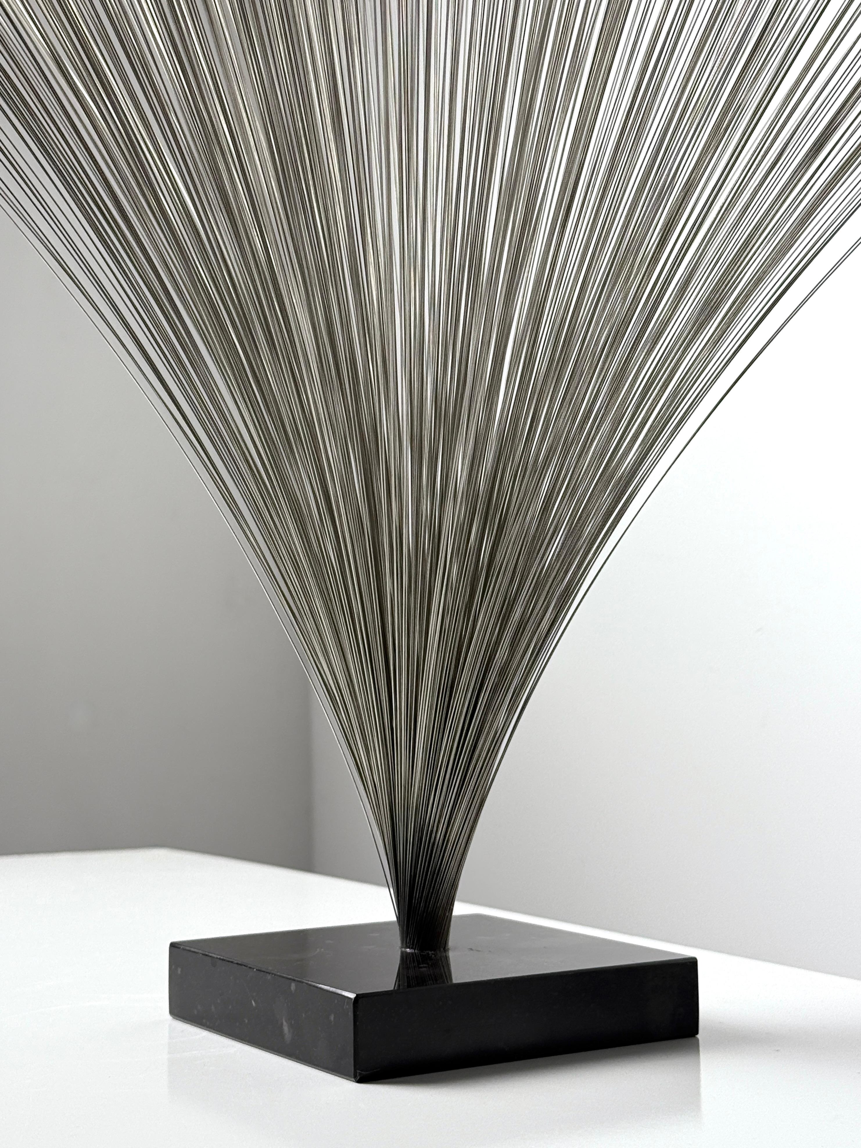 Moderne Draht-Spray-Tisch-Skulptur aus der Mitte des Jahrhunderts im Stil von Harry Bertoia, 1970er Jahre im Angebot 1