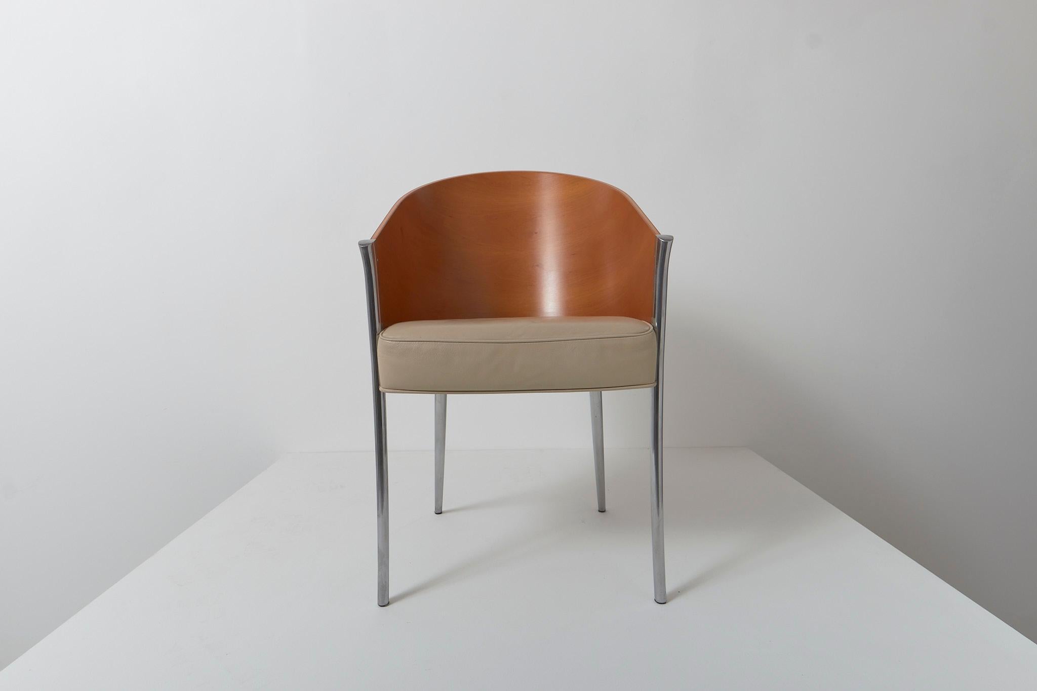 Une chaise King Costes vintage de Philippe Starck pour Aleph, circa 1992. Dossier incurvé en contreplaqué, pieds en aluminium et assise en cuir beige.

L'état est excellent, il y a deux petits éclats sur le placage (photo).

Dimensions : H80cm