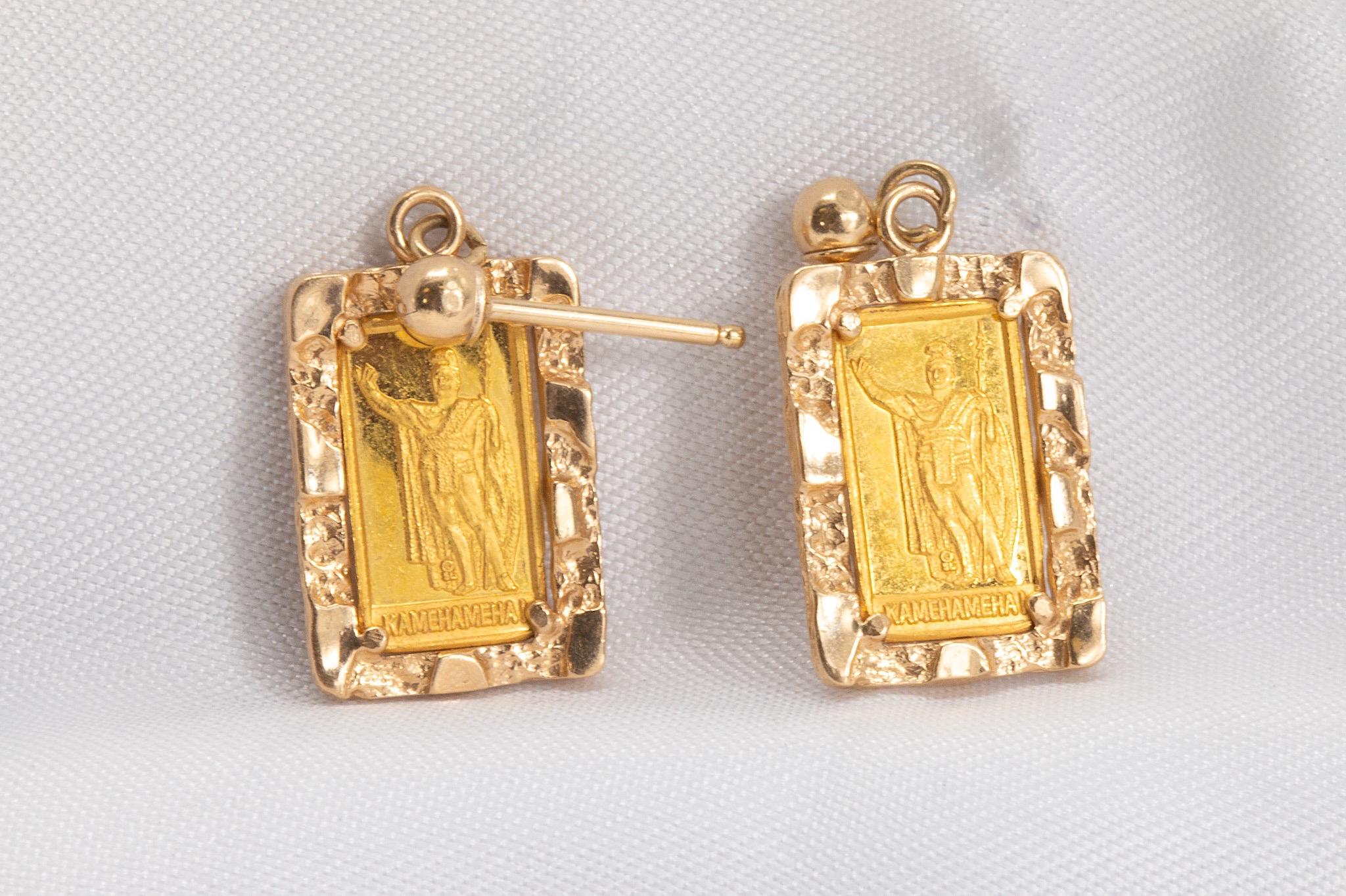 Pendientes de gota de oro amarillo de 14 quilates en barra de lingote de oro de 24 quilates vintage de los años 80 Raro Rey Kamehameha

Estos exquisitos pendientes colgantes llevan auténticos lingotes de oro de 24 quilates de la cotizada Casa de la