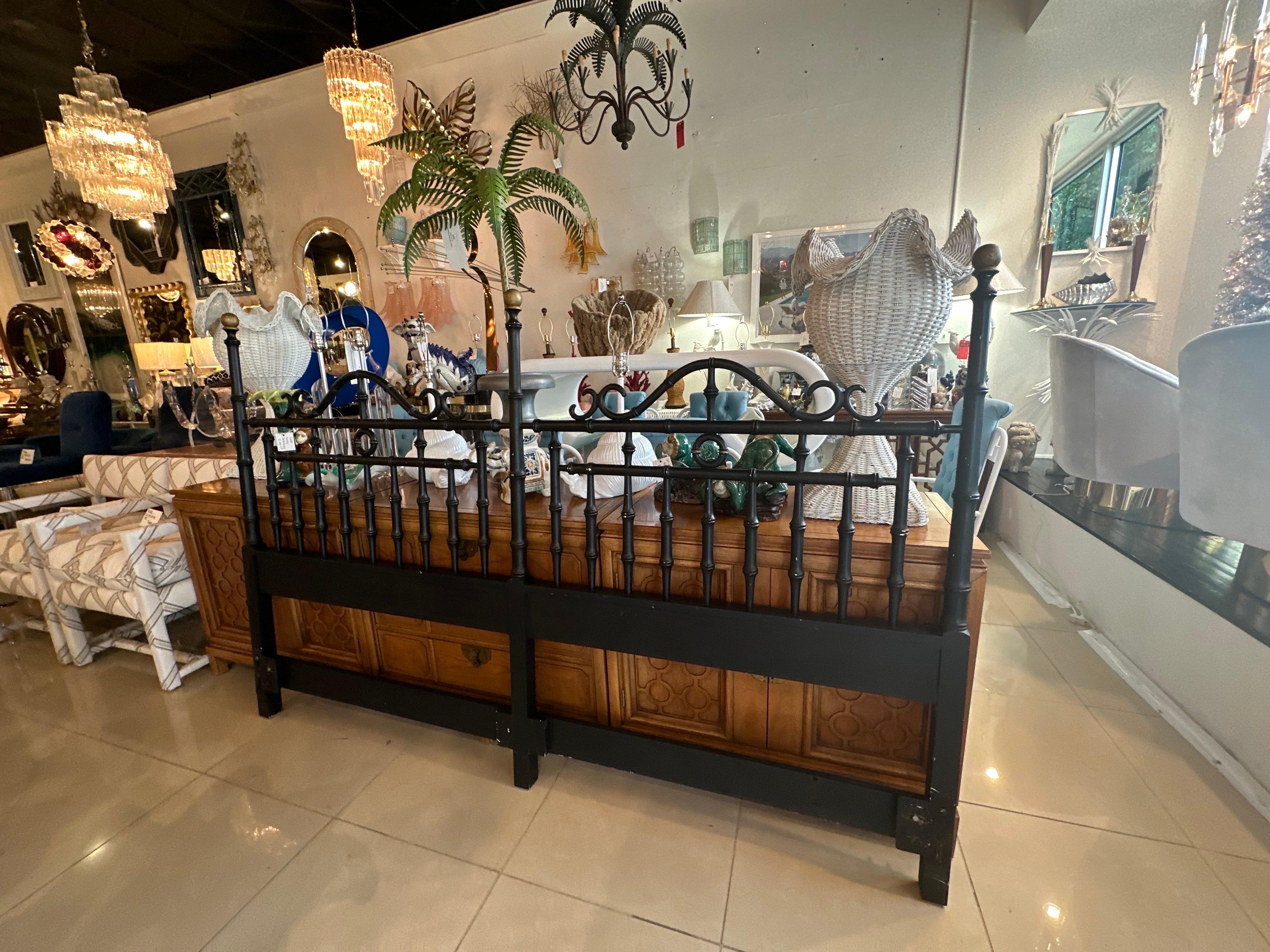 Vintage King Size Faux Bamboo Chinese Chippendale Headboard Bed  In Good Condition For Sale In West Palm Beach, FL