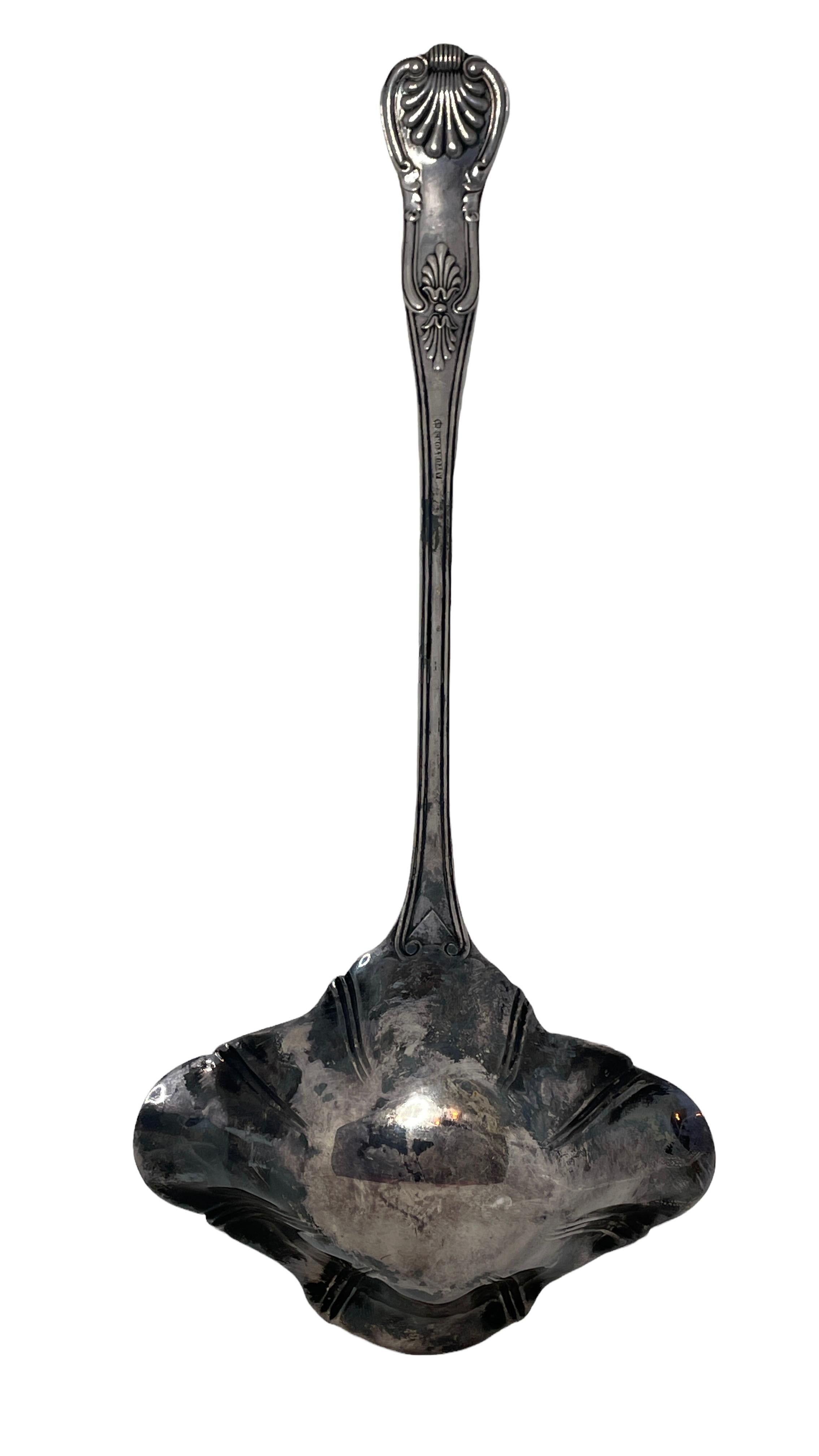 Vintage King’s Pattern Soup Ladle Shell Motif, Silver Plate, England  In Good Condition For Sale In Nuernberg, DE