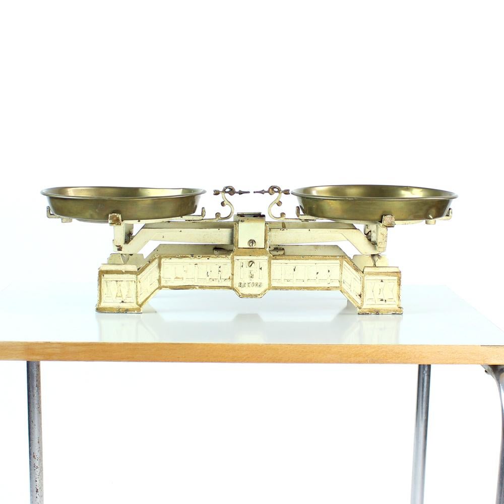 Beautiful vintage kitchen scale with a set of vintage weights. Trully a great vintage piece but still in working condition. Produced in Czechoslovakia by Rekord company, the label is visible on both sides of the scale. It work with two brass bowls.
