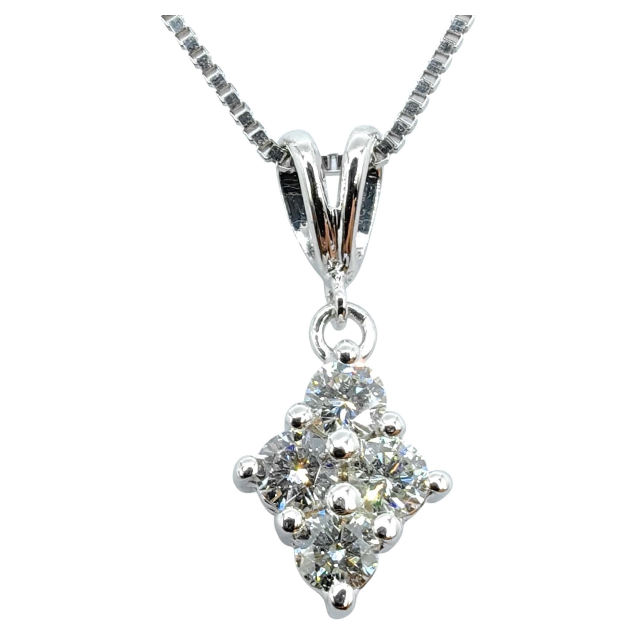Vintage Kite Shaped Diamond Anhänger mit verstecktem Enhancer Bail in 18K Weißgold