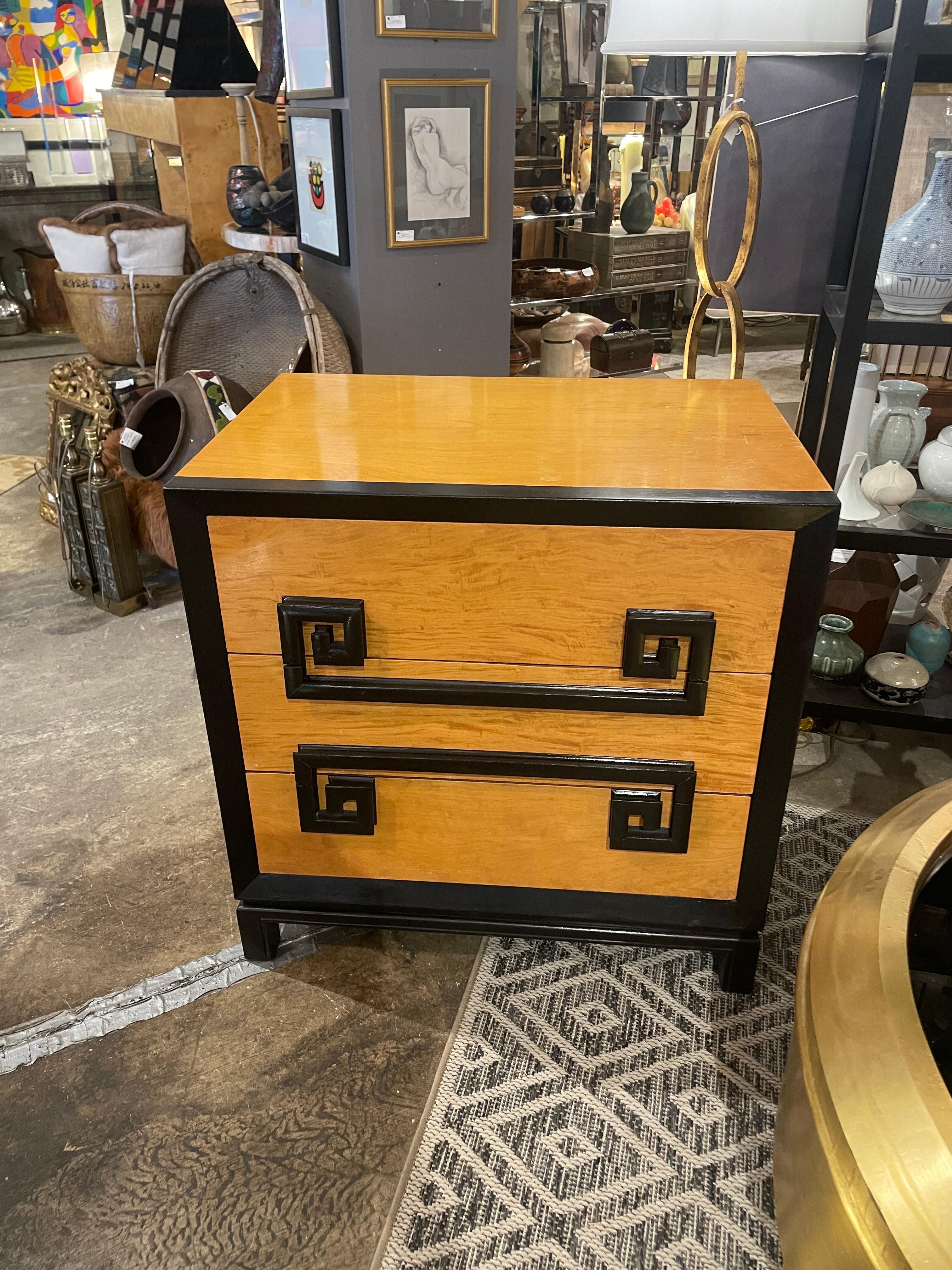 Si tratta di una cassapanca vintage in legno pesante di Kittenger. Il design a chiave greca la fa risaltare.   
I cassetti sono tre e sono costruiti a coda di rondine. 