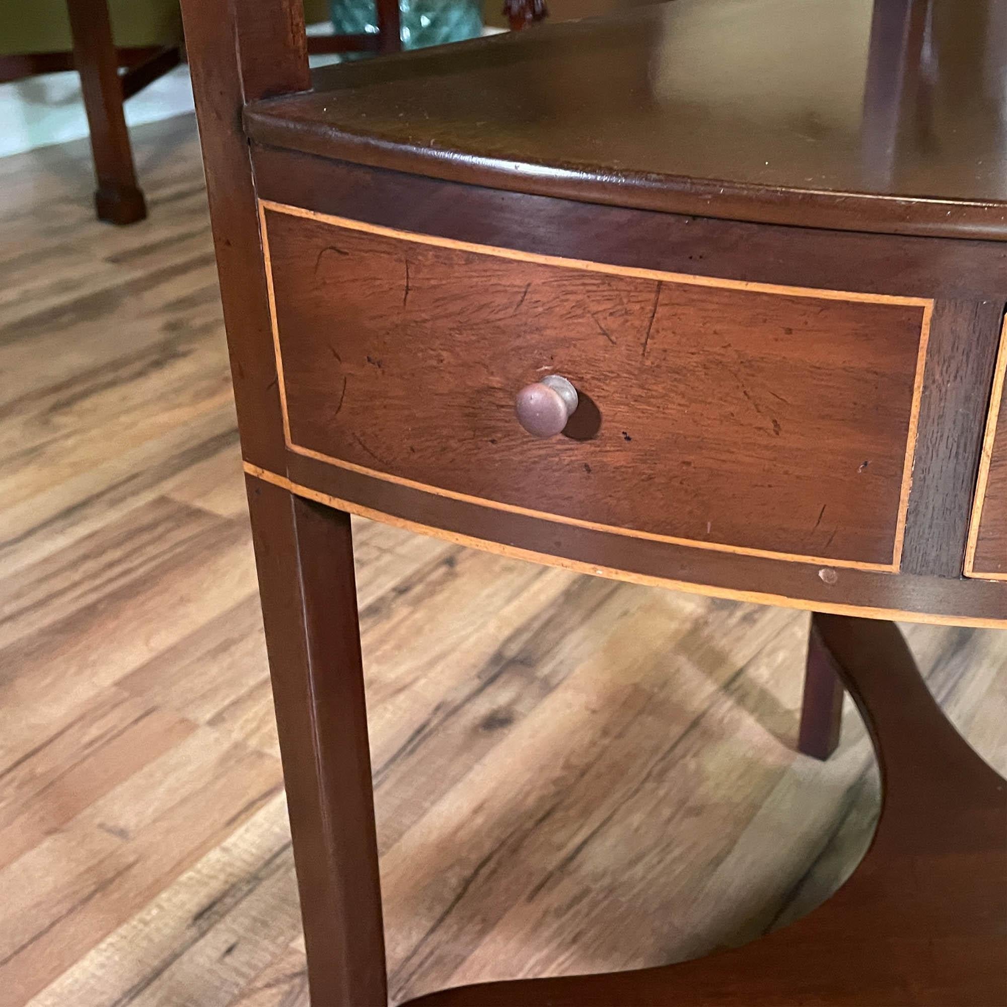 Vintage Kittinger Corner Mahogany Stand In Good Condition For Sale In Annville, PA