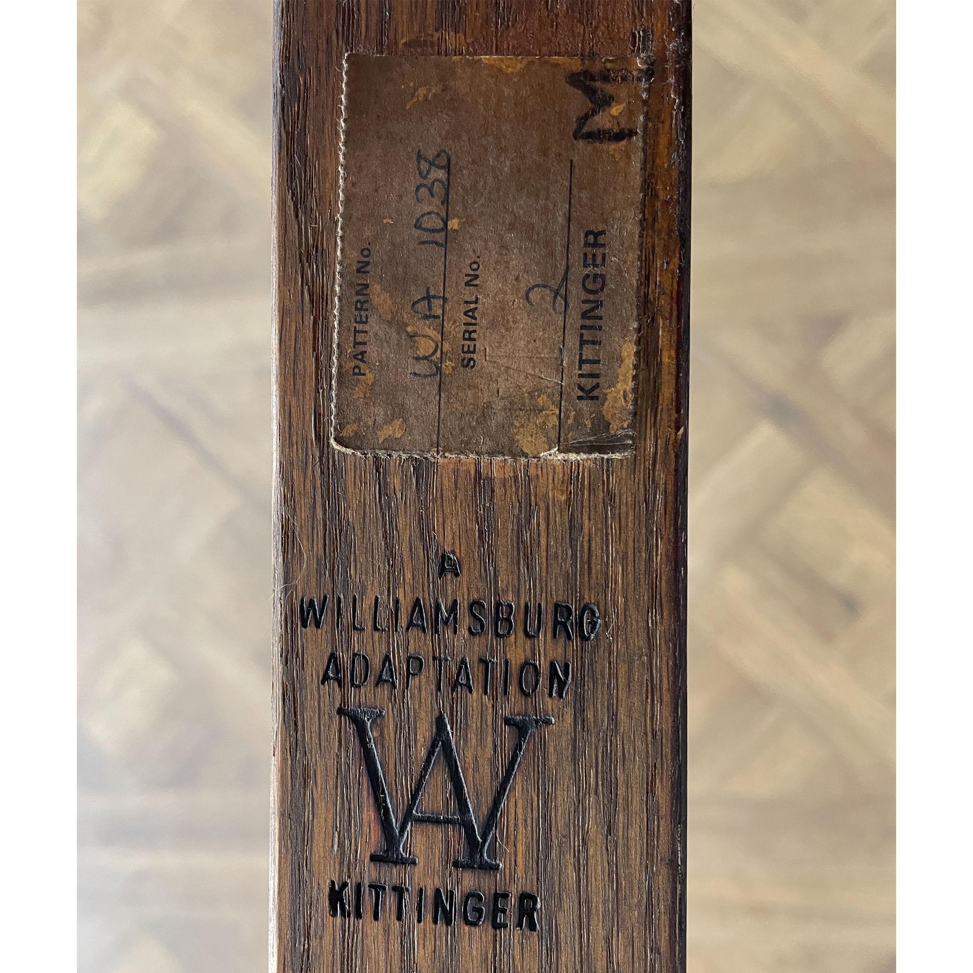 Ein hochwertiges Vintage Kittinger Mahagoni Wandregal mit einer satten braunen Farbe, ähnlich wie bei den aktuellen Kittinger Möbeln. Kittinger Furniture ist ein stolzes amerikanisches Unternehmen, das noch immer in Buffalo, New York, tätig ist. Im