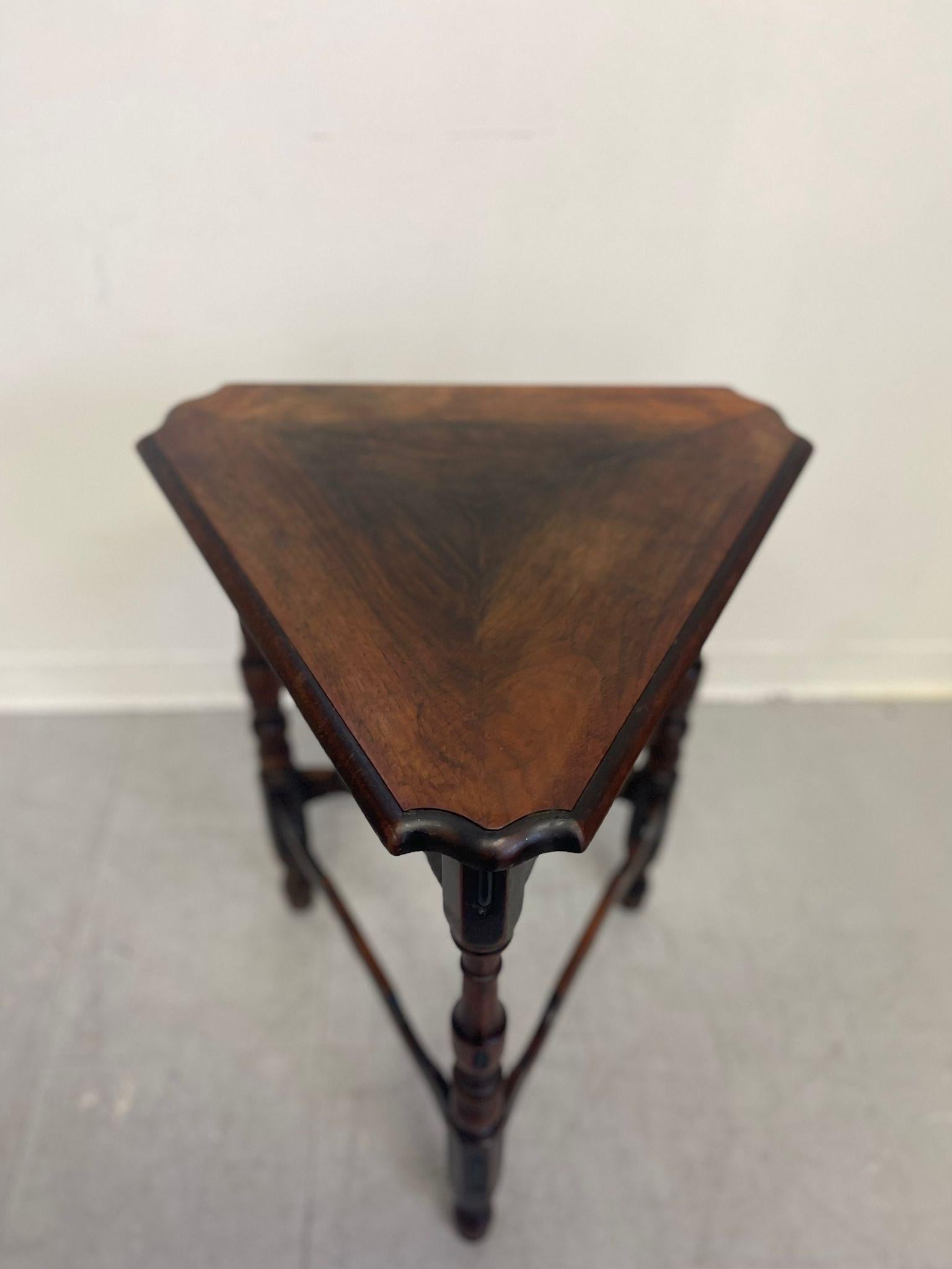 Mid-Century Modern Table d'appoint triangulaire vintage Kittinger. en vente