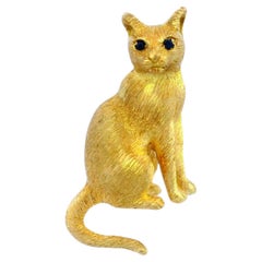 Vintage 18K Cat Brooch with Blue Sapphire Eyes Yellow Gold