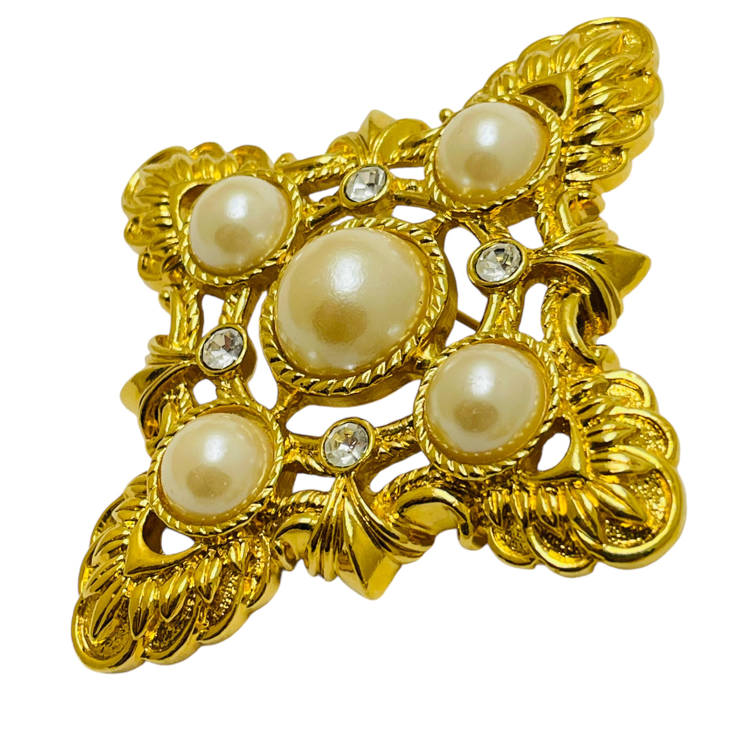 DETAILS

• signed KJL for AVON 

• gold tone with faux pearls and rhinestones

• vintage designer brooch

MEASUREMENTS  

• 

CONDITION

•  very good vintage condition with minimal signs of wear 

 Sku 47

❤️❤️  VINTAGE DESIGNER JEWELRY ❤️❤️

❤️❤️ 