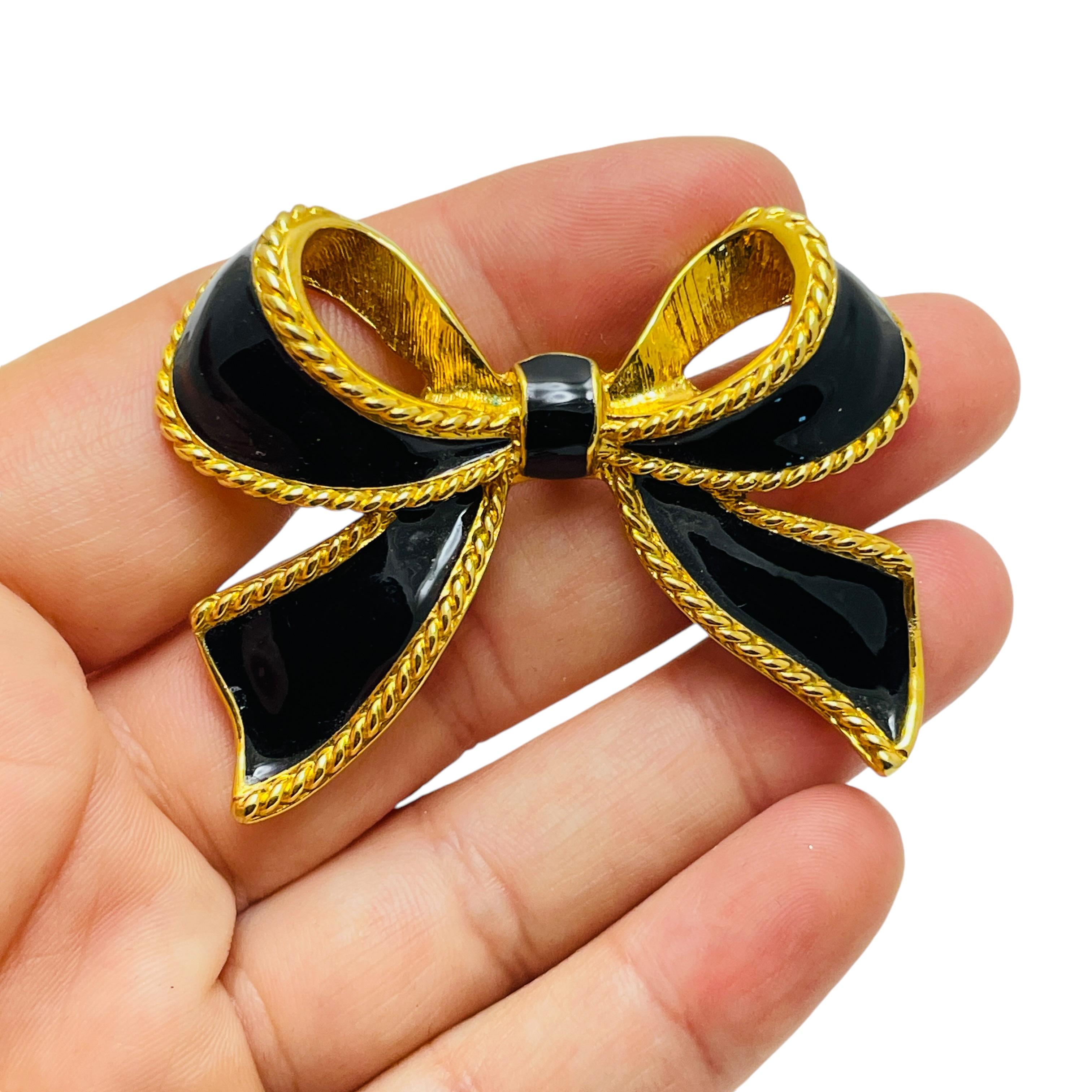 De las mujeres Broche de diseño vintage KJL para AVON firmado en tono dorado con lazo de esmalte en venta