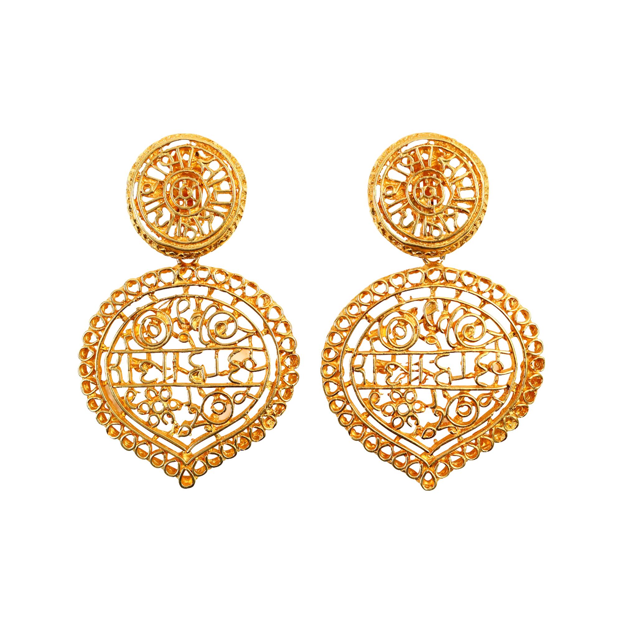 Pendientes colgantes vintage KJL en tono dorado. Grandes pendientes colgantes frontales con motivos dorados arremolinados que parecen tener algo de escritura. Lágrimas que cuelgan de una forma redonda.  KJL crea y sigue haciendo joyas fabulosas.