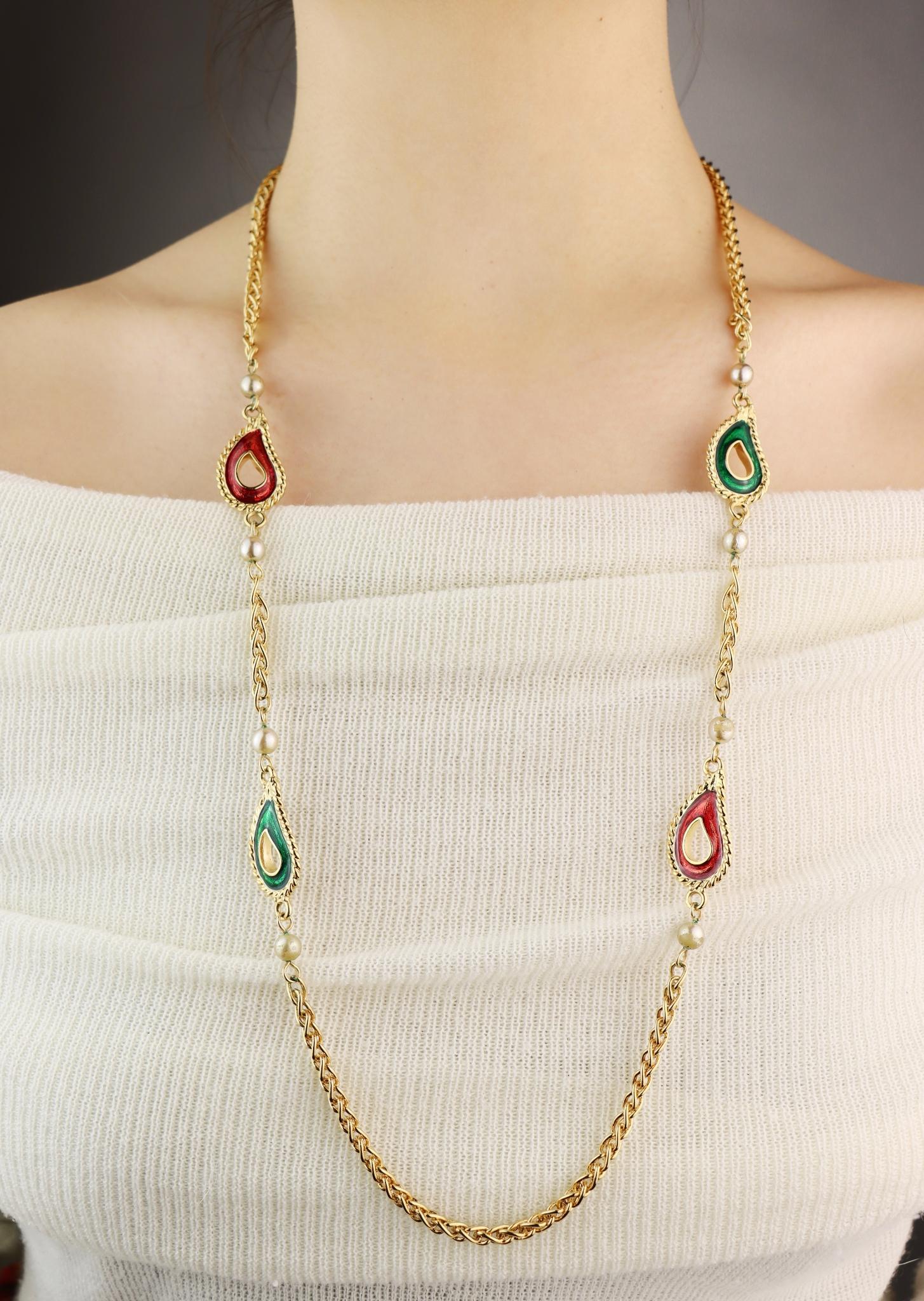 Vintage KJL  Gold Tone Enamel Faux Pearl Chain Necklace

Marked:
KJL

Approximate Dimensions:
77.5 cm ( Length) 
1.7 cm (Width) 
42.7 grams in weight.