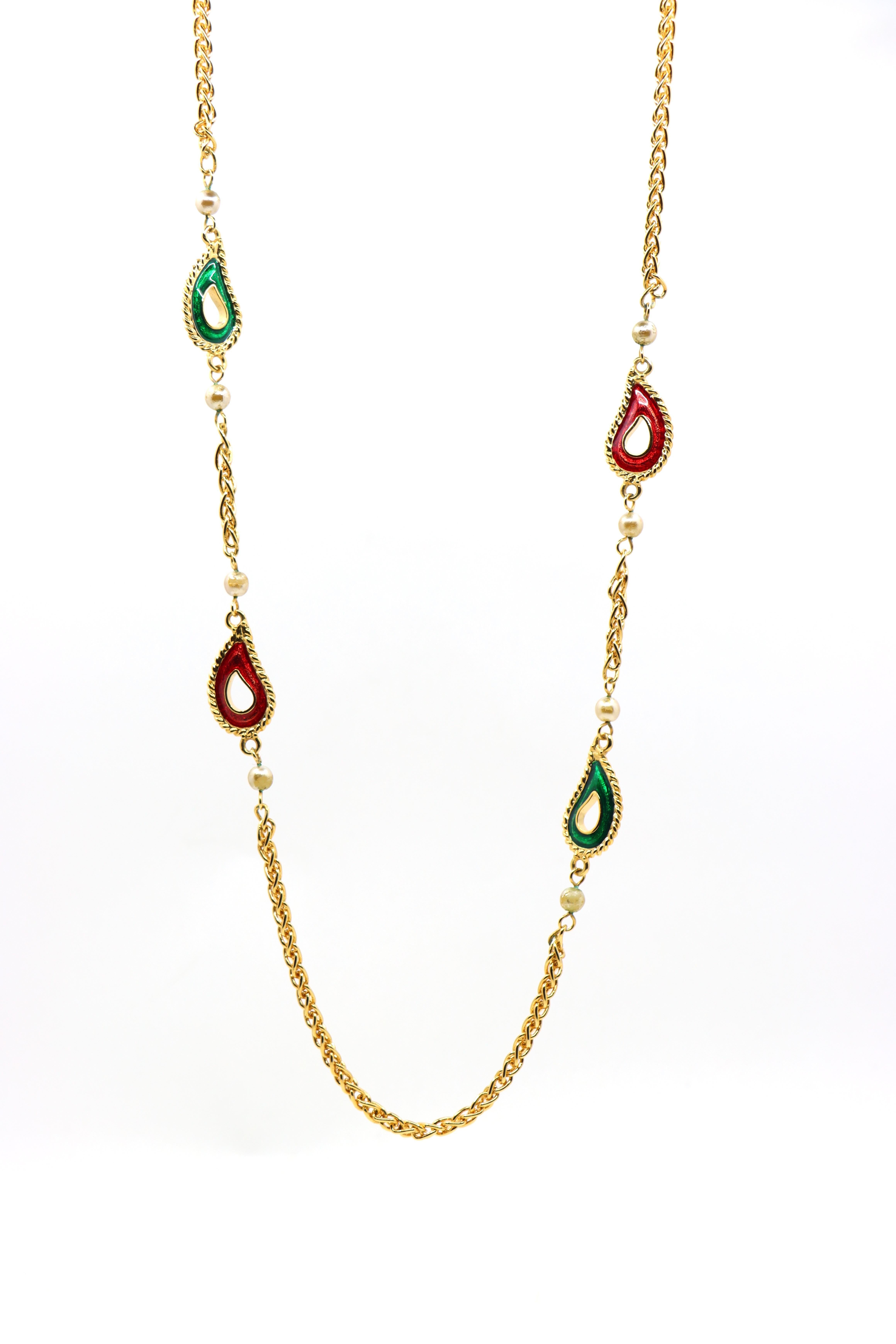 Vintage KJL  Gold Tone Enamel Faux Pearl Chain Necklace In Good Condition For Sale In Flushing, NY