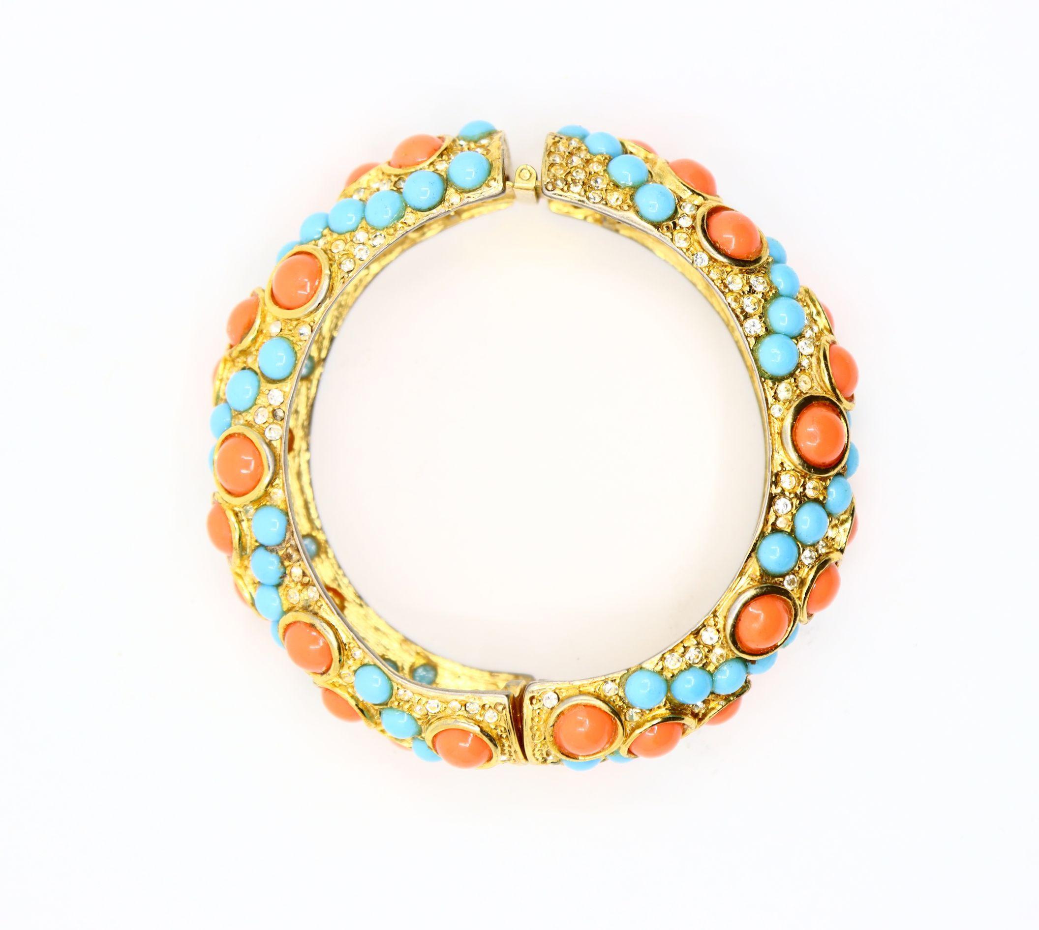 Set di orecchini e bracciali KJL d'oro con strass di finto turchese in vendita 1