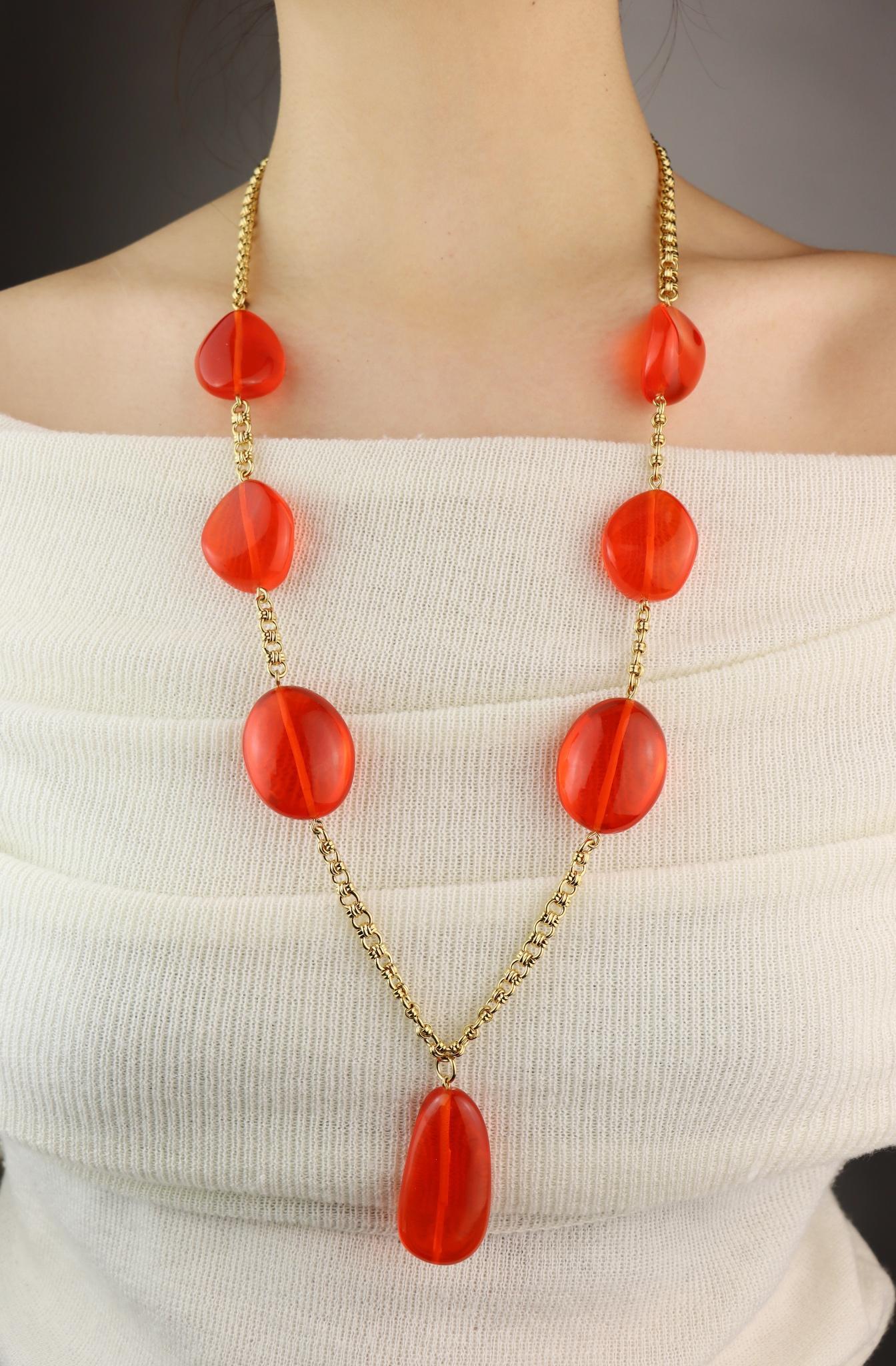 Vintage KJL Collana con catena in resina rossa e tonalità oro

Contrassegnato:
KJL

Dimensioni approssimative:
72 cm (lunghezza) 
2,8 cm (larghezza) 
75,4 grammi di peso.